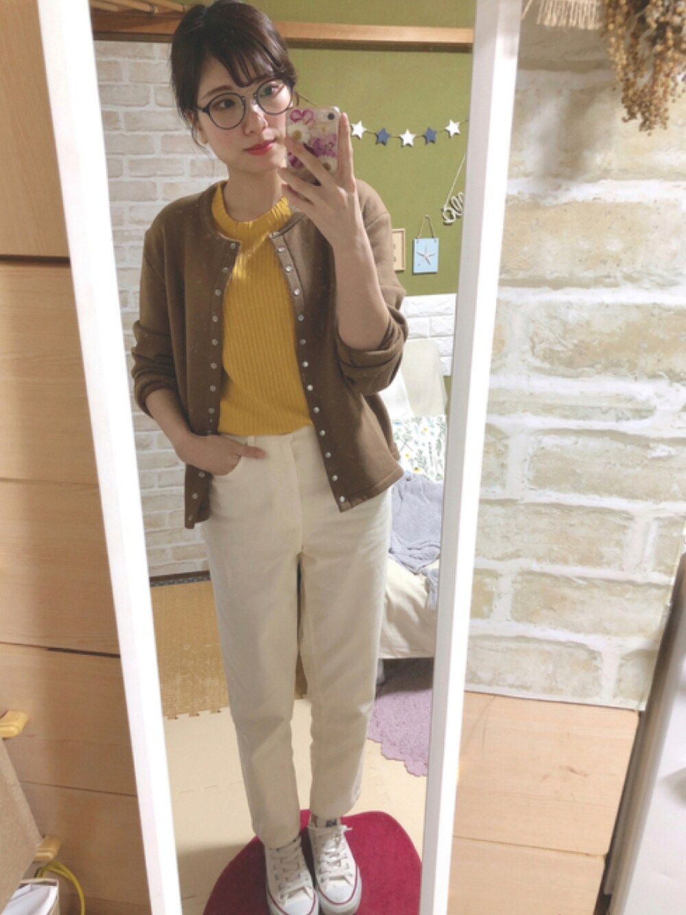 イエロー系のニット/セーターを着用したレディースの夏コーディネートの1枚目の写真