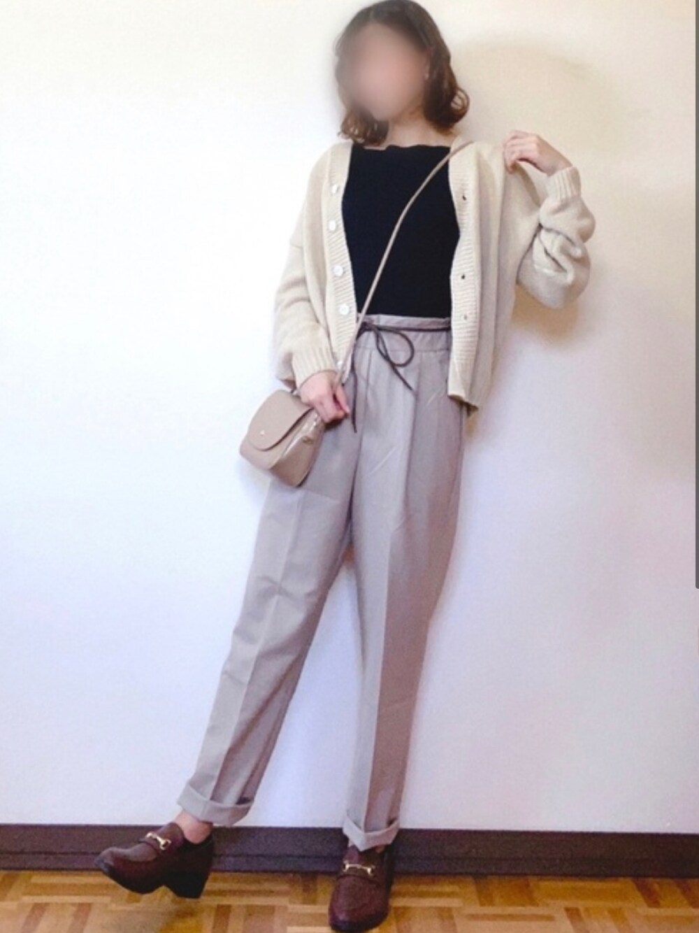 ブラック系のニット/セーターを着用したレディースの夏コーディネートの1枚目の写真