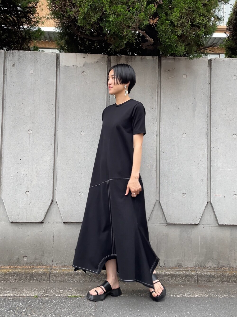 リバースドッキングワンピースを使った人気ファッションコーディネート