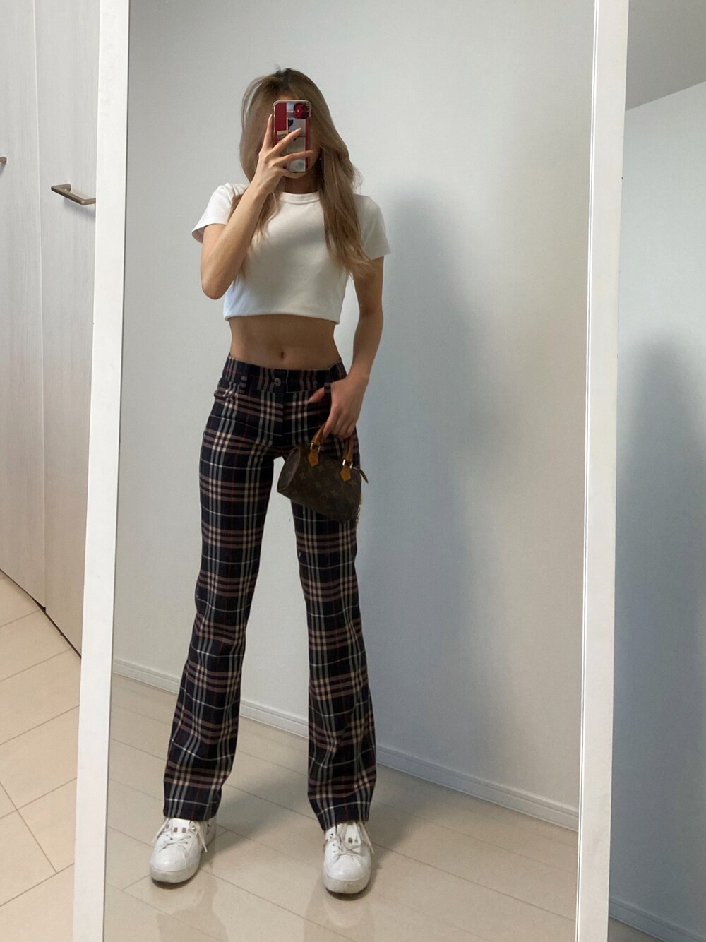 その他のその他パンツ、ホワイト系のトップス、ホワイト系のシューズを着用したレディースの春コーディネートの1枚目の写真