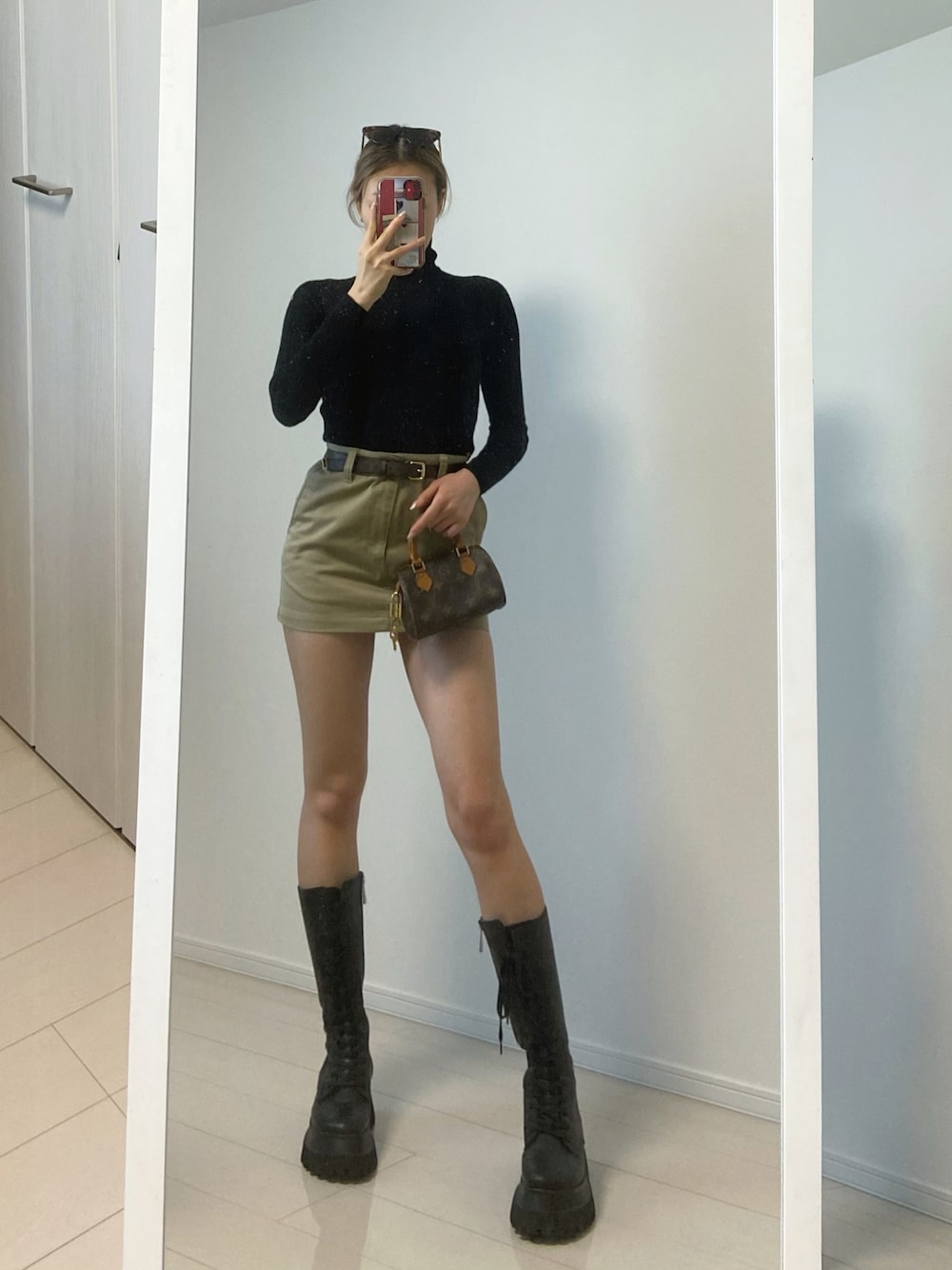 「おしゃれさんと繋がりたい、休日スタイル、きれいめカジュアル、クリスマスに着たい服、お出かけコーデ、海外セレブ風、海外ファッション、海外風コーデ、海外コーデ、海外セレブ、ストリートMIX、ストリート系女子、ストリート服が好き、海外スナップ風、楽チンコーデ」｜「UNIQLOのアイテム（トップス、ブラック系）」を使った、s398yさん（レディース・161cm）の冬コーディネートの1枚目の写真