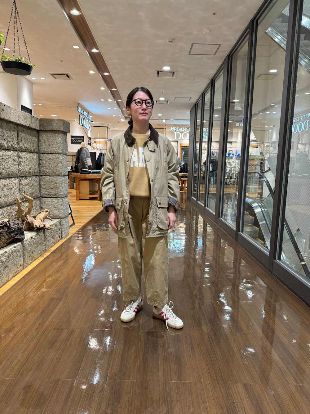 ベージュ系のその他パンツ、ベージュ系のその他アウター、ベージュ系のニット/セーターを着用したレディースの秋コーディネートの1枚目の写真