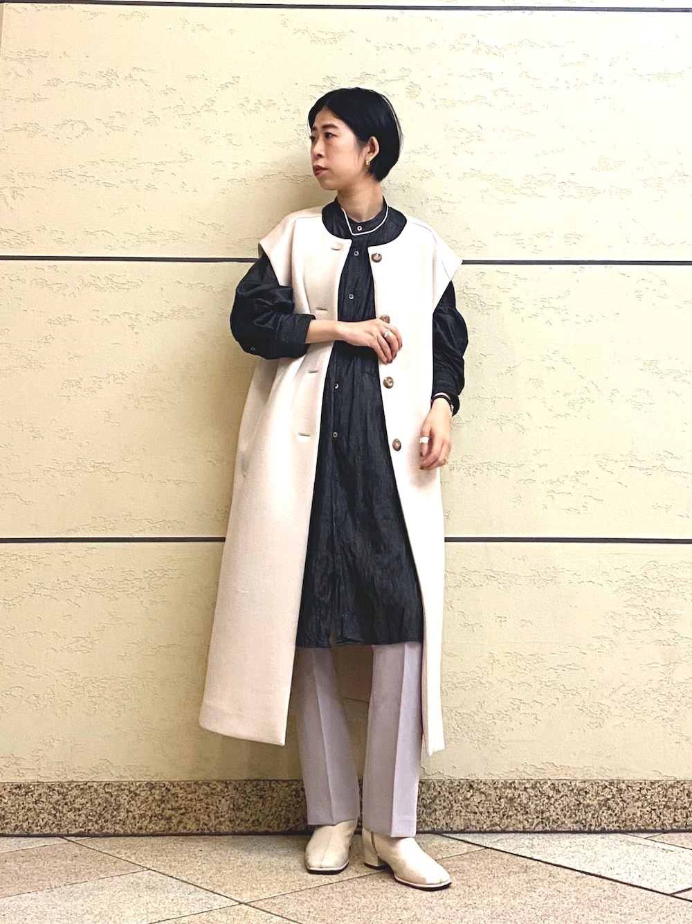 「秋コーデ、ootd、大人カジュアル、オトナ女子、着回しコーデ、デニムシャツ、オーバーサイズ、ピンク、カジュアル」｜「SMELLYのsilver925プックリミニフープピアス（ピアス（両耳用）、ゴールド系）」を使った、iriさん（レディース・156cm）の秋コーディネートの1枚目の写真