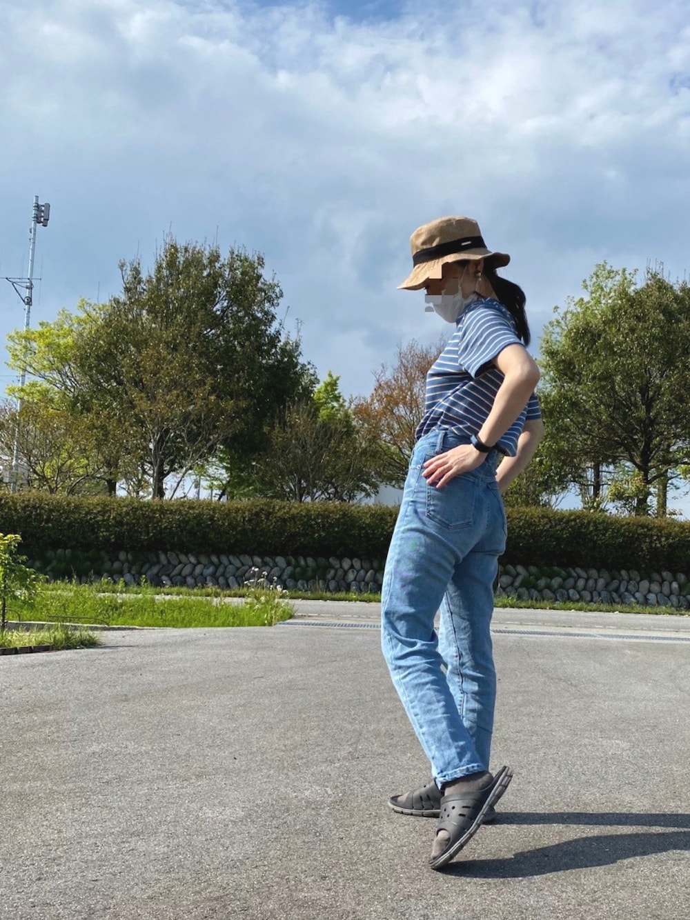 「summer、むぎわら帽子、ボーダー、低身長、コカ(coca)、coca、休日スタイル、スリッパ、おさんぽコーデ、低身長コーデ、カジュアルコーデ、アイスブルーデニム、おチビコーデ」｜「coca（coca）のテーパードデニムパンツ（デニムパンツ、ブルー系）」を使った、meowmiさん（レディース・155cm）の春コーディネートの1枚目の写真