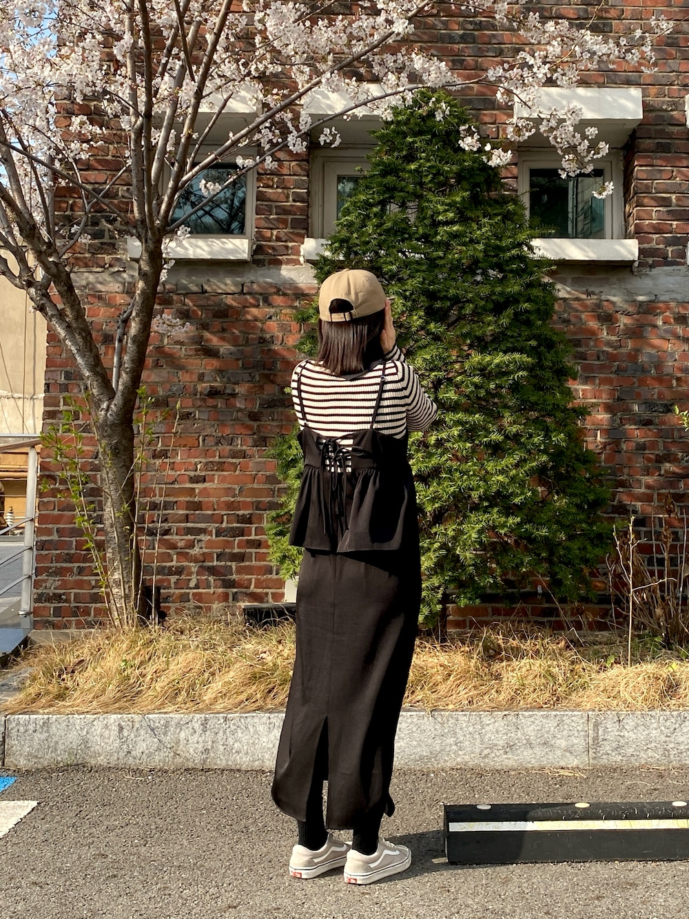 「大人女子、coca、cocaコーデ、ペプラムワンピース、カジュアル、スニーカーコーデ、ボーダーニット」｜「coca（coca）のバックリボンペプラムキャミワンピース（ワンピース、ブラック系）」を使った、meowmiさん（レディース・155cm）の春コーディネートの1枚目の写真