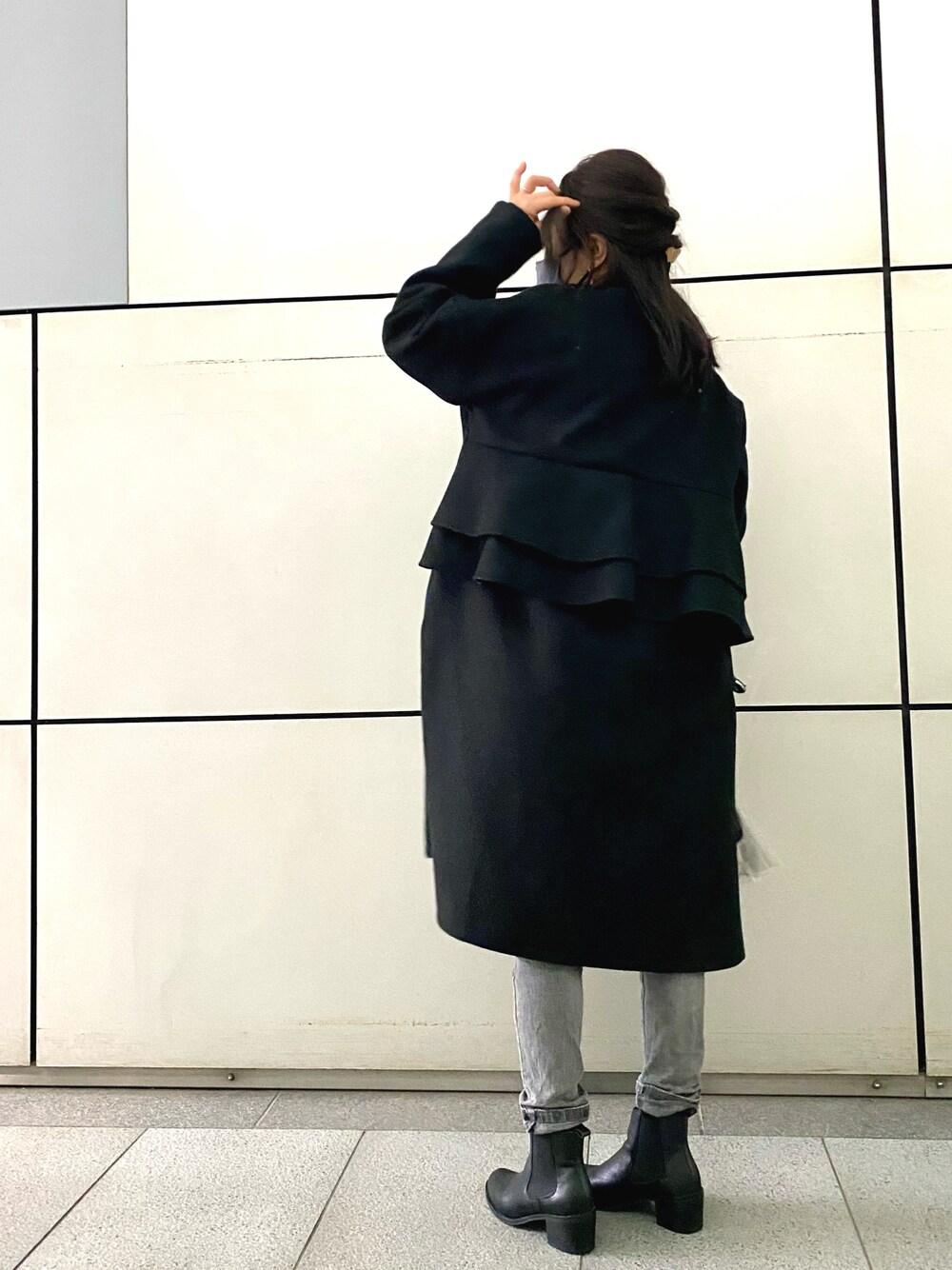 「コカ(coca)、coca(coca)、cocaコーデ、coca、低身長、ロングコート、フリル、デニム、おチビコーデ、秋冬コーデ」｜「coca（coca）のバックフリルアウター（ノーカラージャケット、ブラック系）」を使った、meowmiさん（レディース・155cm）の秋コーディネートの1枚目の写真
