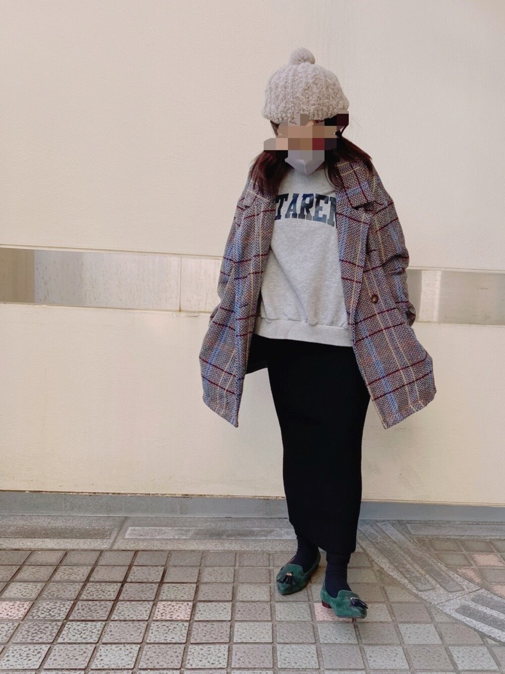 「coca、cocaコーデ、coca(coca)、コカ(coca)、全身coca、チェック柄に恋してる、タイトスカート、低身長、冬コーデ、休日スタイル、ビックシルエット、スウェット、ペタンコ靴」｜「Samansa Mos2のぽんぽん付ループ糸ふわふわニットベレー（ハンチング/ベレー帽、ベージュ系）」を使った、meowmiさん（レディース・155cm）の冬コーディネートの1枚目の写真