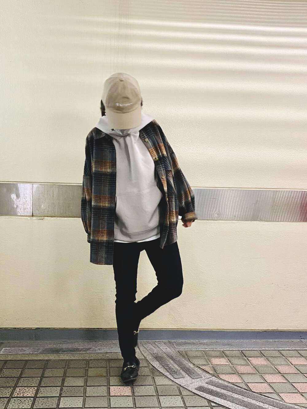 「スキニーパンツ、coca、コカ(coca)、coca(coca)、cocaコーデ、全身coca、低身長、レイヤードスタイル、プチプラ、チェックシャツ、休日スタイル、メンズライク」｜「coca（coca）のウルトラストレッチ楽チンスキニー（その他パンツ、ブラック系）」を使った、meowmiさん（レディース・155cm）の秋コーディネートの1枚目の写真