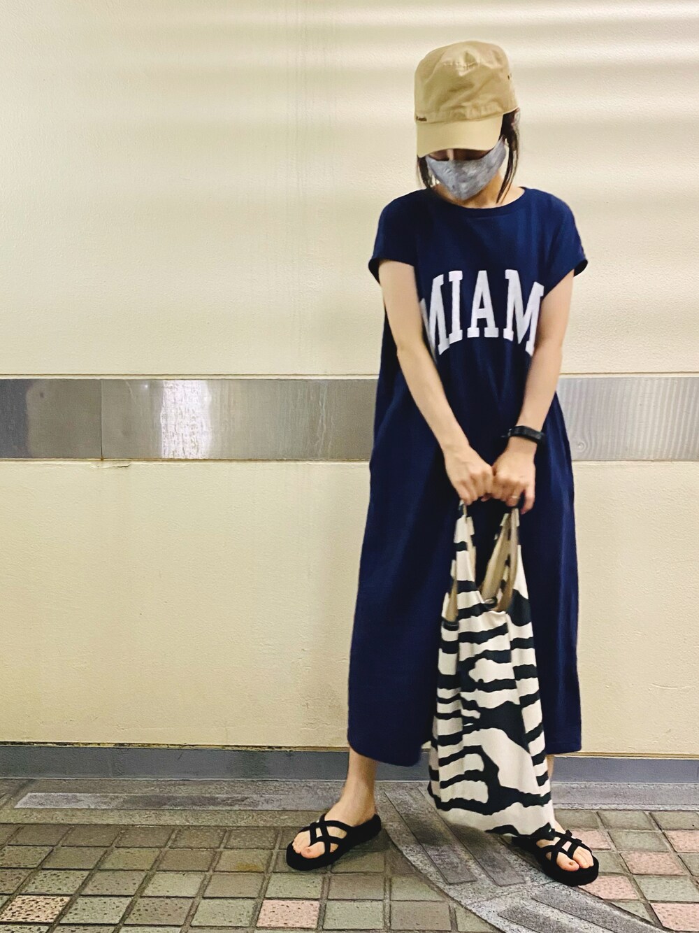 「coca、coca(coca)、cocaコーデ、コカ(coca)、こか、ワンヒース、summer、ラクチンコーデ、ゼブラ柄、cocawithme」｜「Tevaの【Teva】OLOWAHU（サンダル、ブラック系）」を使った、meowmiさん（レディース・155cm）の夏コーディネートの1枚目の写真
