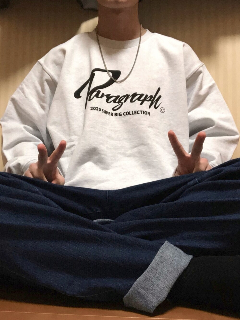 「ストリートコーデ、お洒落さんとつながりたい、勉強中、パラグラフ、paragraph、コーデ診断」｜「Paragraphのアイテム（スウェット、ホワイト系）」を使った、マイケル・スコフィールドさん（メンズ・170cm）の春コーディネートの1枚目の写真