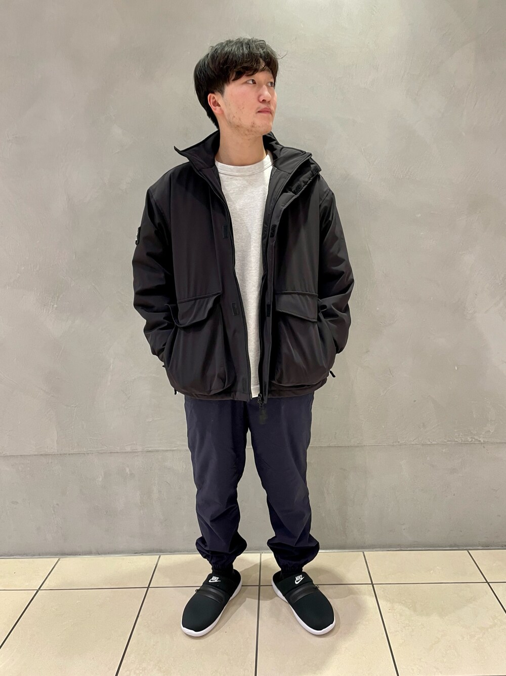 「オーバーサイズ、休日スタイル、おしゃれさんと繋がりたい、シンプル、今日のコーデ、ダウンジャケット、NIKE、いいね、save、フォローお願いします🤑、ノースフェイス、スウェット、アーバンリサーチ、アウトドアスタイル」｜「NIKEのNIKE / BURROW（サンダル、ブラック系）」を使った、原田直人さん（メンズ・173cm）の秋コーディネートの1枚目の写真
