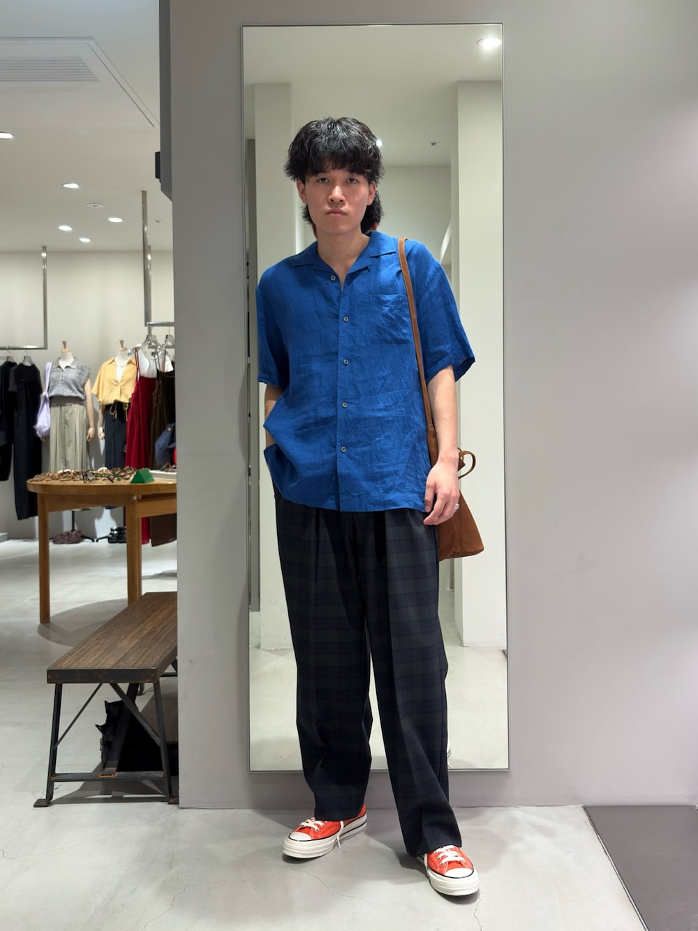 ブルー系のシャツ/ブラウス、その他のその他パンツ、オレンジ系のスニーカーを着用したメンズの夏コーディネートの1枚目の写真