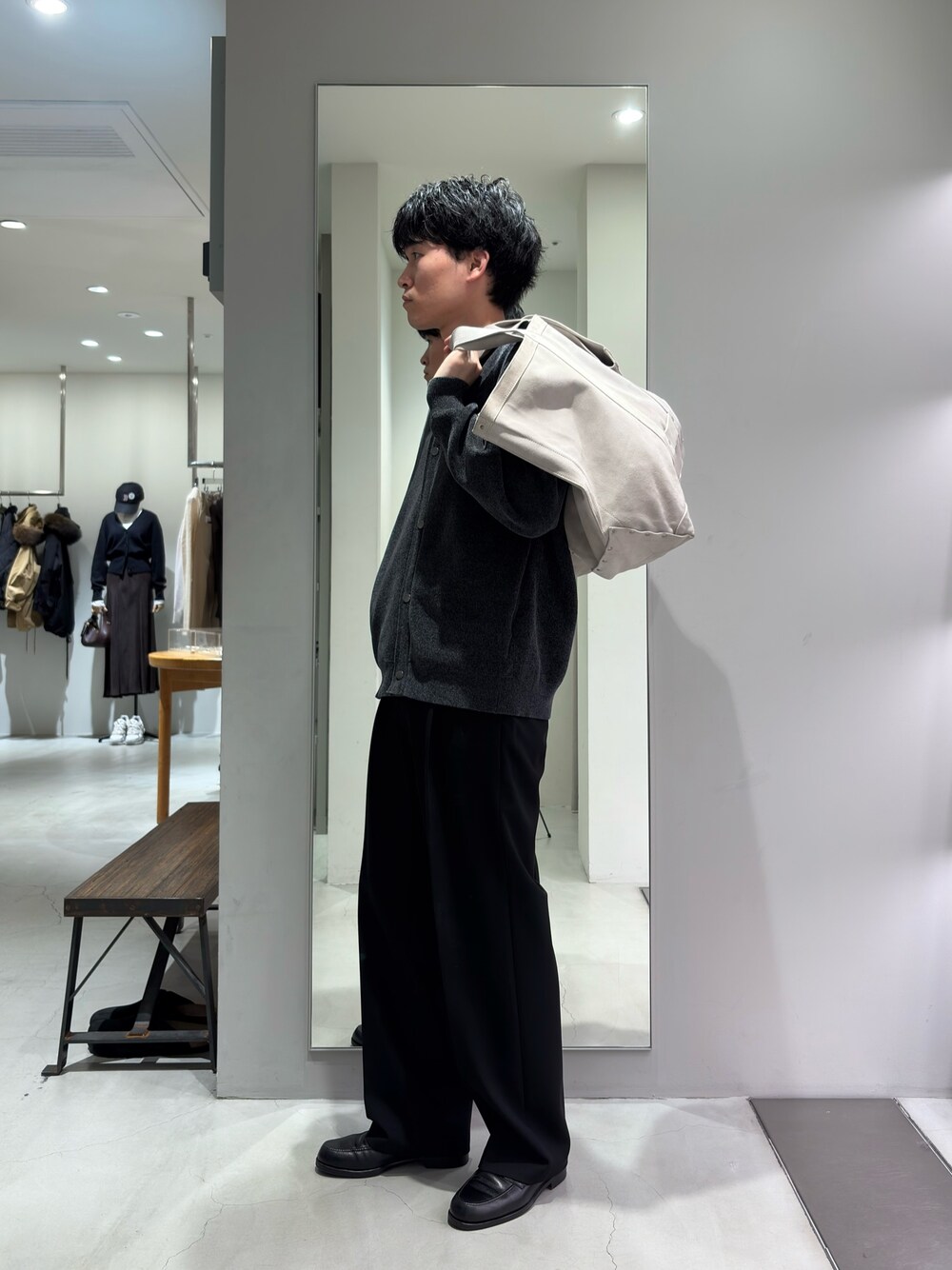 ホワイト系のトートバッグ、グレー系のカーディガン/ボレロ、ブラック系のその他パンツを着用したメンズの秋コーディネートの1枚目の写真