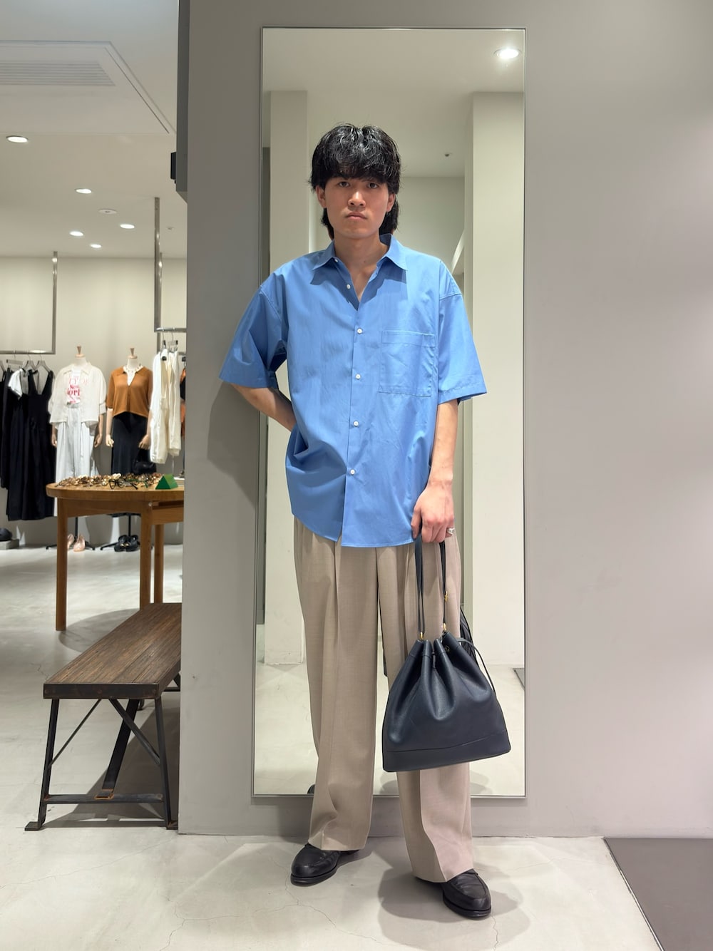 ブルー系のシャツ/ブラウス、ベージュ系のその他パンツを着用したメンズの夏コーディネートの1枚目の写真