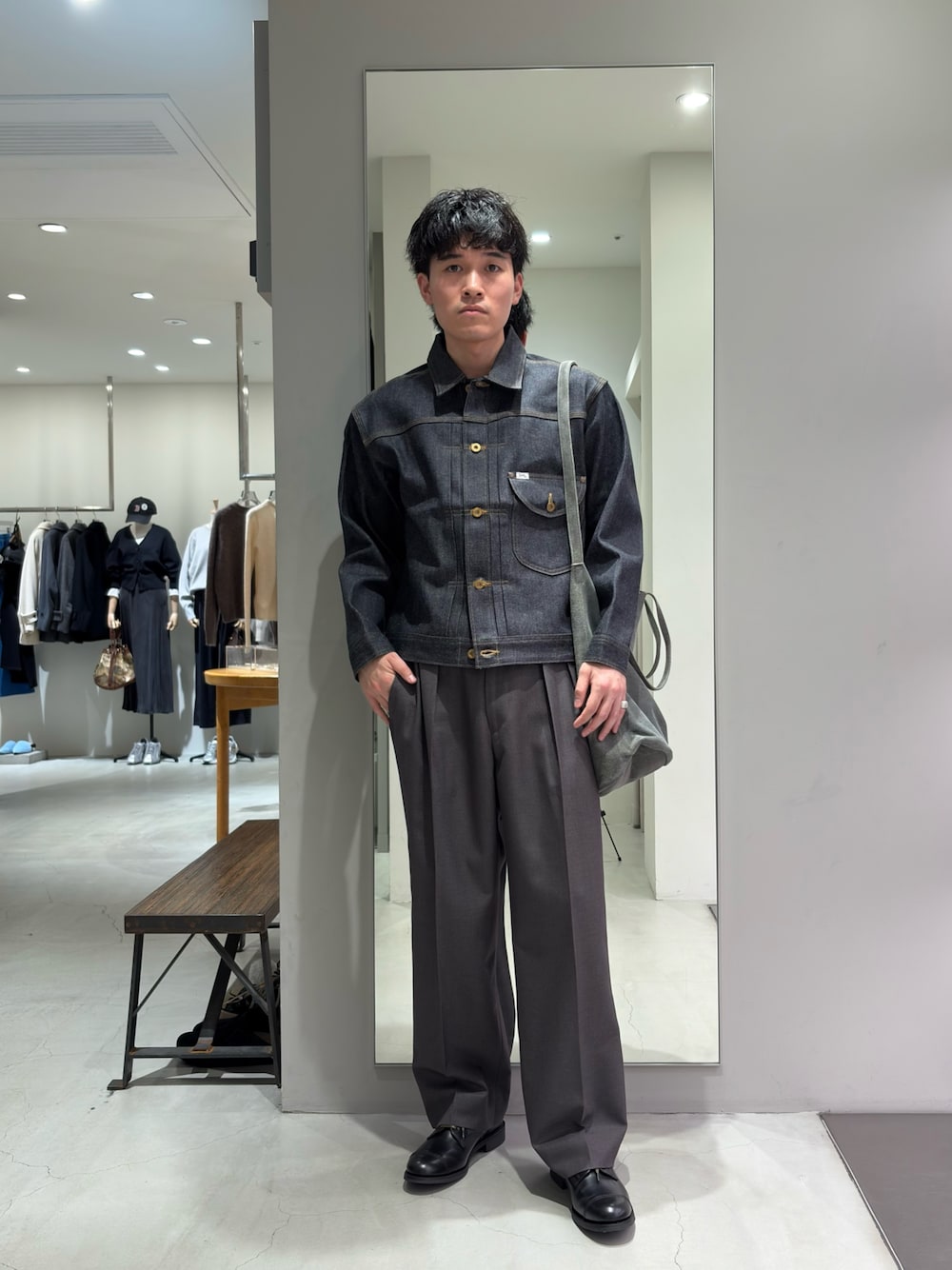 グレー系のその他パンツ、ブラック系のドレスシューズ、ブルー系のデニムジャケットを着用したメンズの秋コーディネートの1枚目の写真