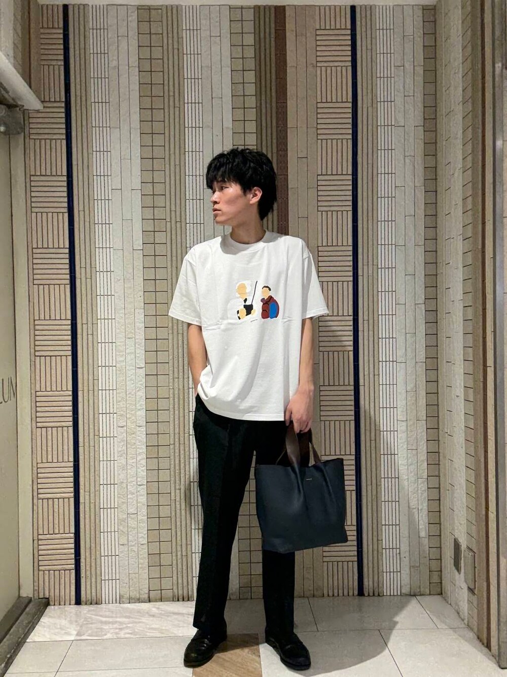 ブラック系のその他パンツ、ホワイト系のTシャツ/カットソーを着用したメンズの夏コーディネートの1枚目の写真