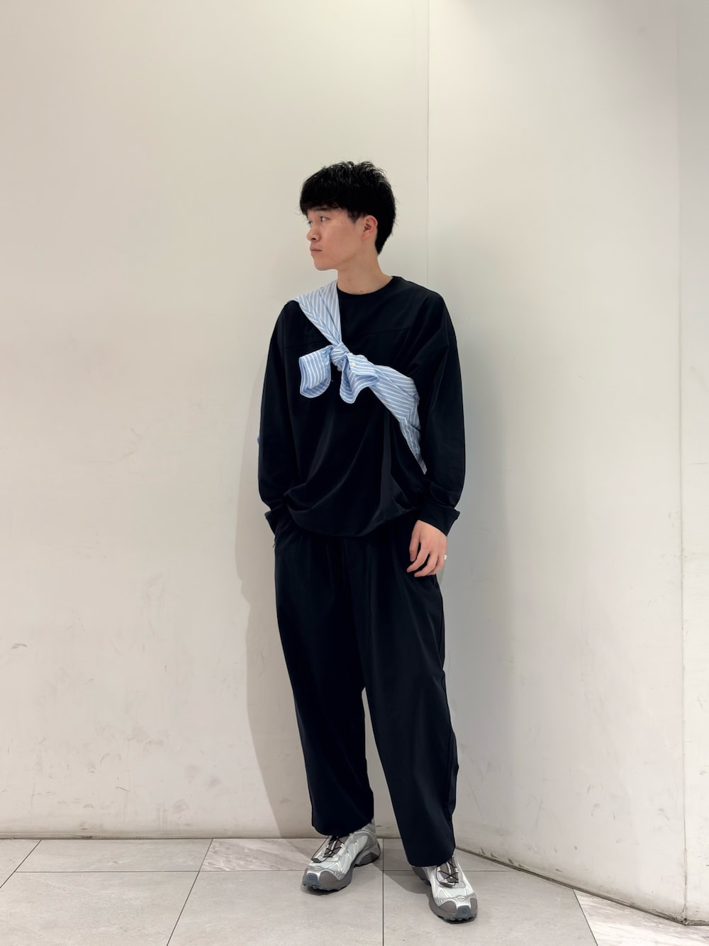 ブルー系のその他パンツ、ブルー系のTシャツ/カットソー、その他のシャツ/ブラウスを着用したメンズの春コーディネートの1枚目の写真