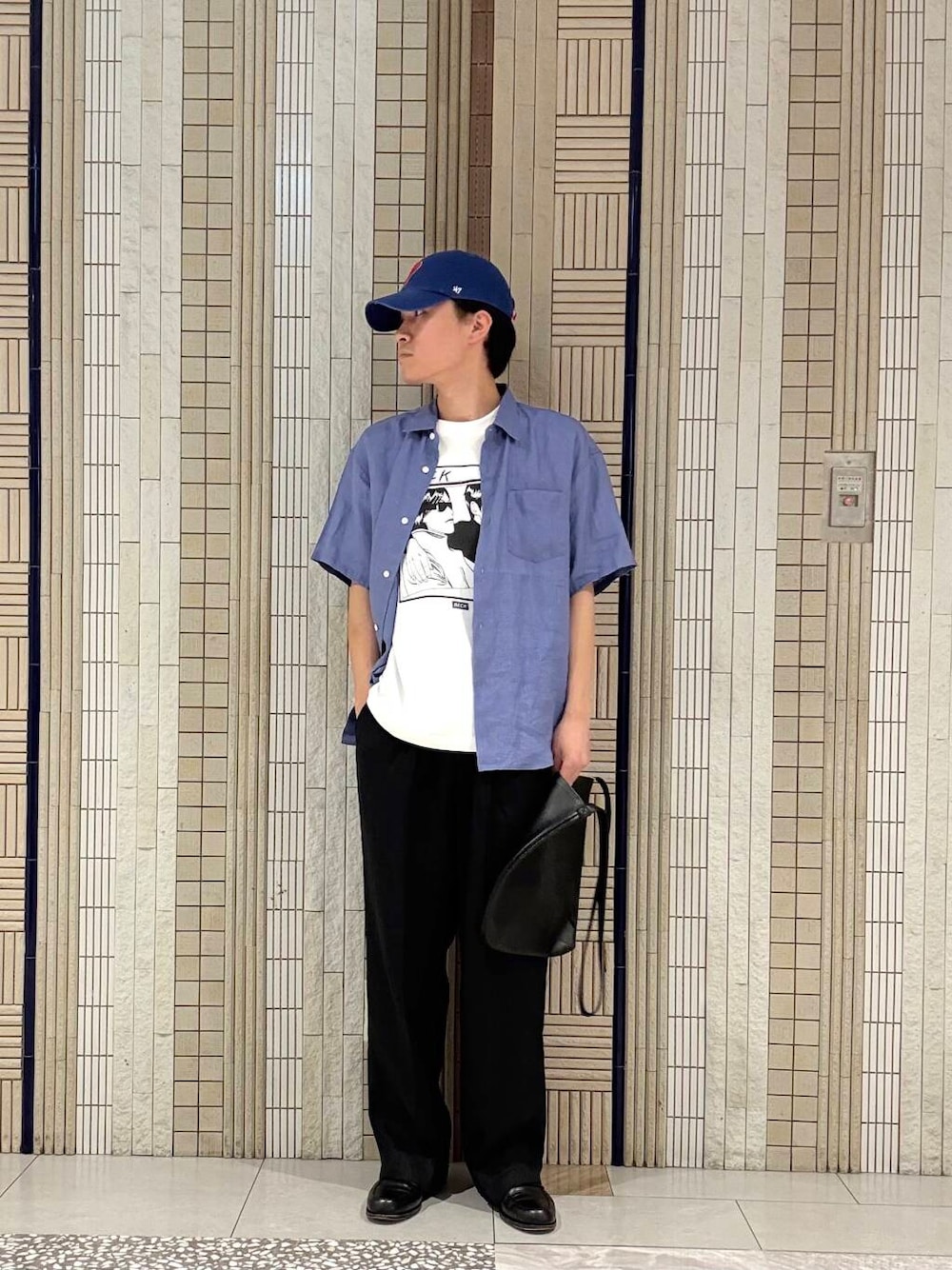 ブルー系のシャツ/ブラウス、ブルー系のその他パンツ、ホワイト系のTシャツ/カットソーを着用したメンズの夏コーディネートの1枚目の写真