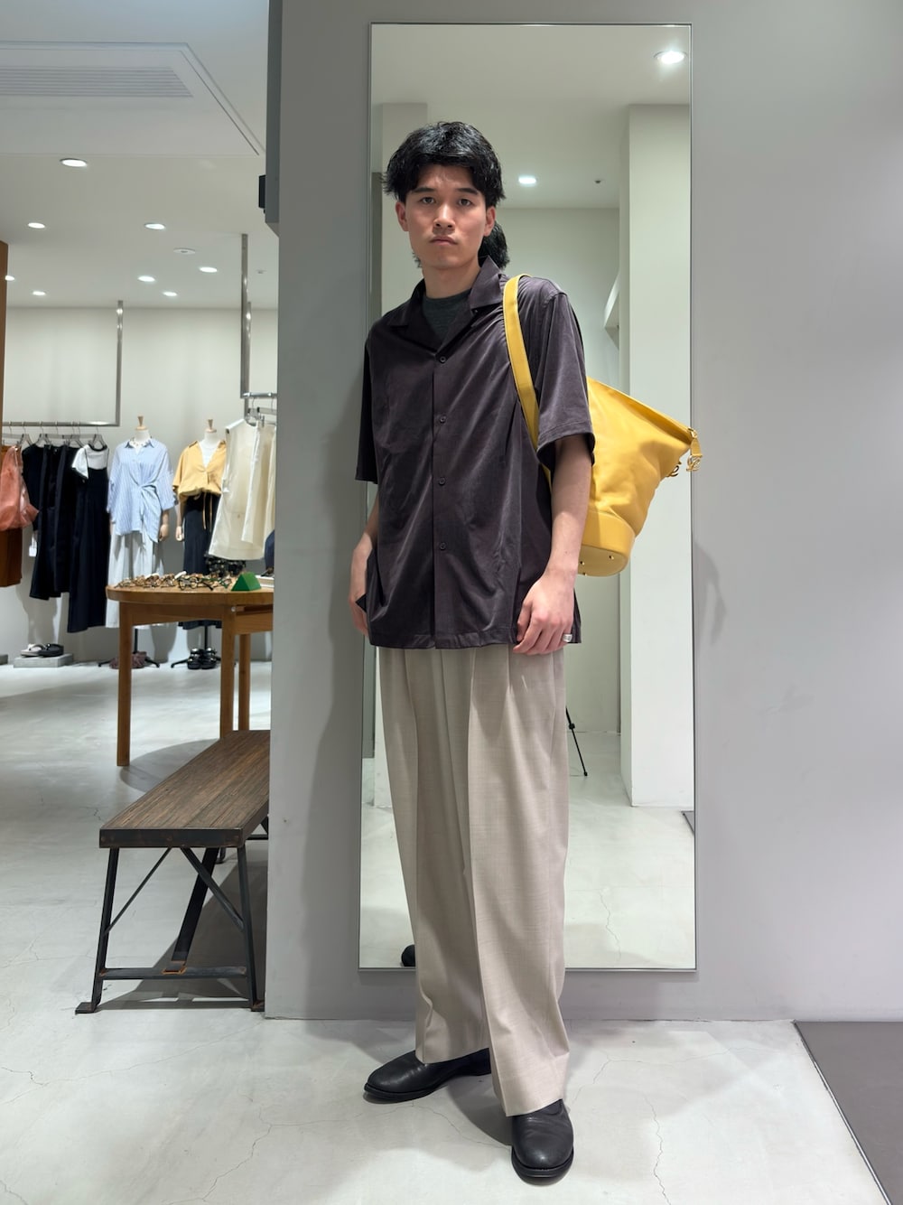 ブラウン系のシャツ/ブラウス、グレー系のTシャツ/カットソー、ベージュ系のその他パンツを着用したメンズの夏コーディネートの1枚目の写真