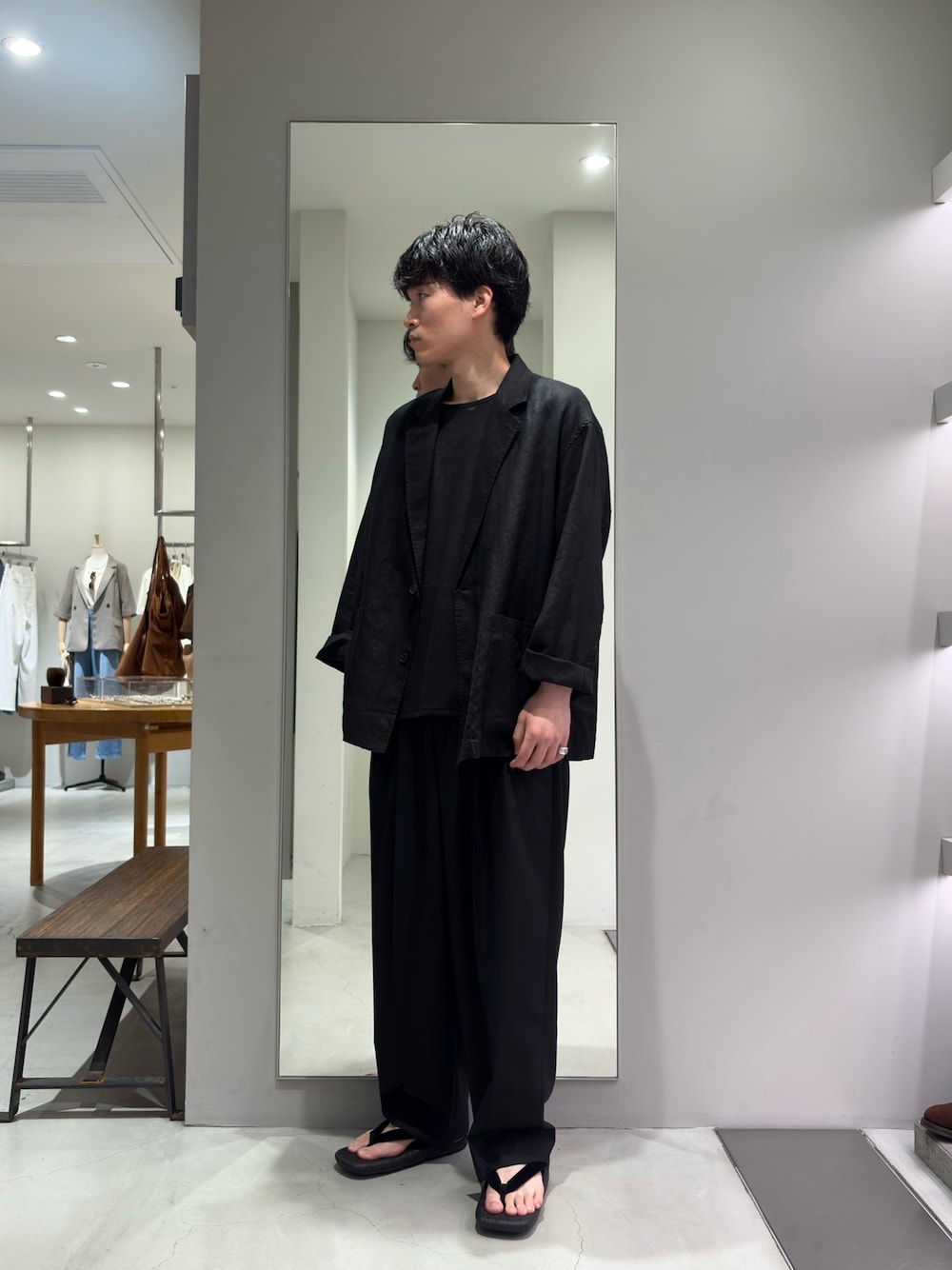 ブラック系のTシャツ/カットソー、ブラック系のその他アウターを着用したメンズの春コーディネートの1枚目の写真