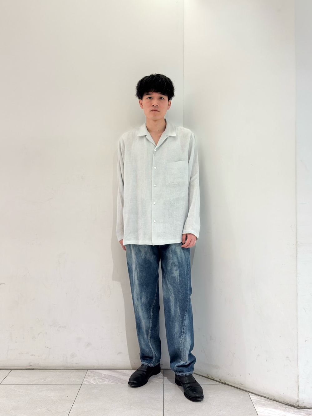 ブルー系のシャツ/ブラウス、ブルー系のデニムパンツ、ブラック系のブーツを着用したメンズの春コーディネートの1枚目の写真