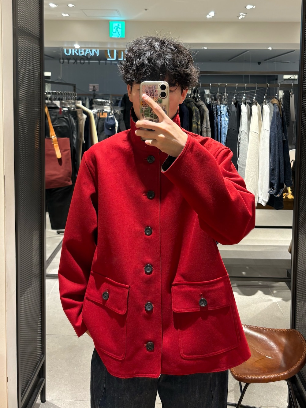 ブルー系のその他パンツ、レッド系のテーラードジャケットを着用したメンズの秋コーディネートの1枚目の写真