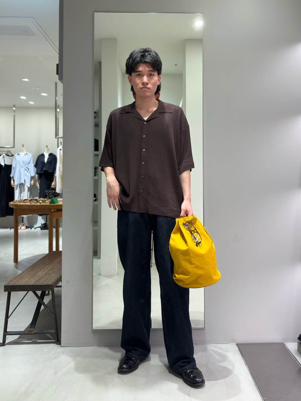 ブラウン系のシャツ/ブラウス、ブラック系のドレスシューズを着用したメンズの夏コーディネートの1枚目の写真