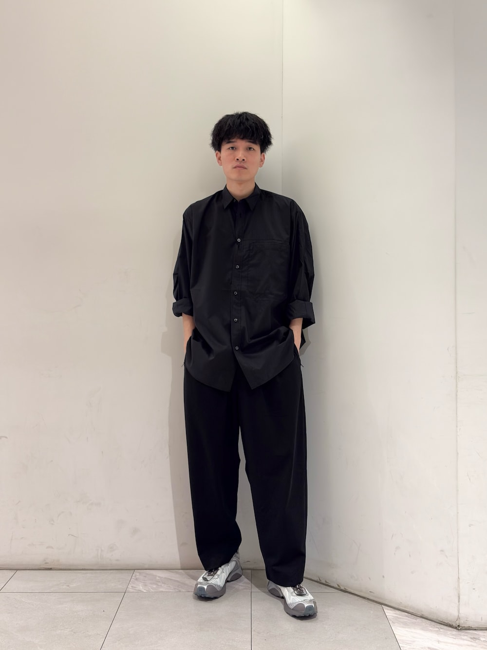 ブラック系のシャツ/ブラウス、ブラック系のTシャツ/カットソー、ブラック系のその他パンツを着用したメンズの春コーディネートの1枚目の写真