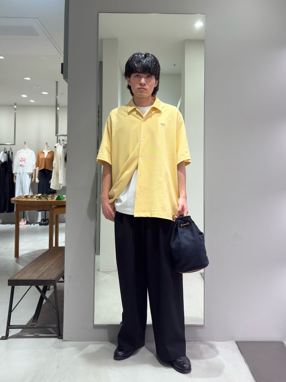イエロー系のシャツ/ブラウス、ホワイト系のTシャツ/カットソー、その他のショルダーバッグを着用したメンズの夏コーディネートの1枚目の写真