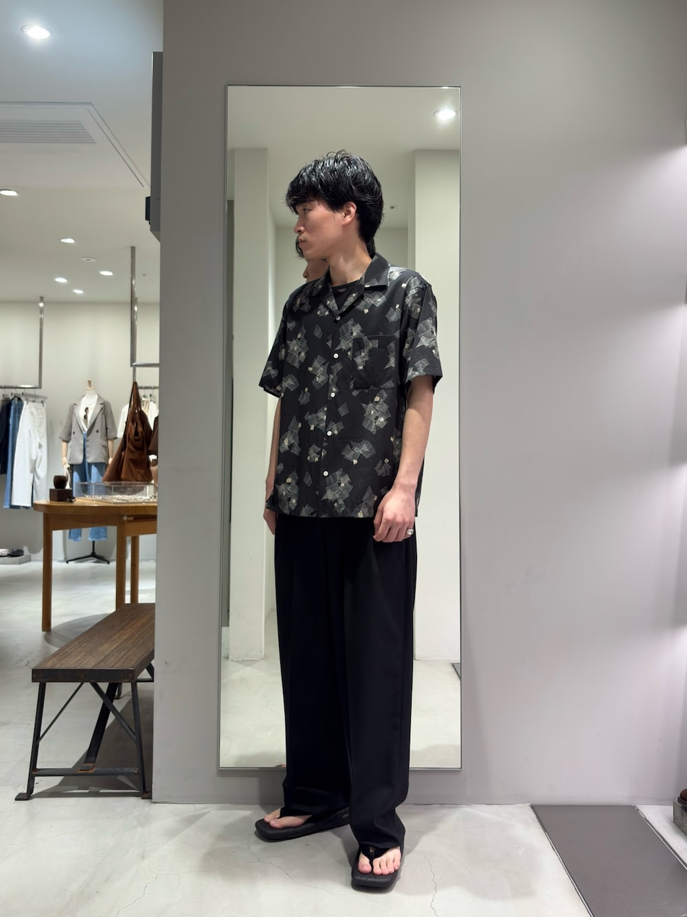 ブラック系のシャツ/ブラウス、ブラック系のTシャツ/カットソー、ブラック系のその他パンツを着用したメンズの春コーディネートの1枚目の写真