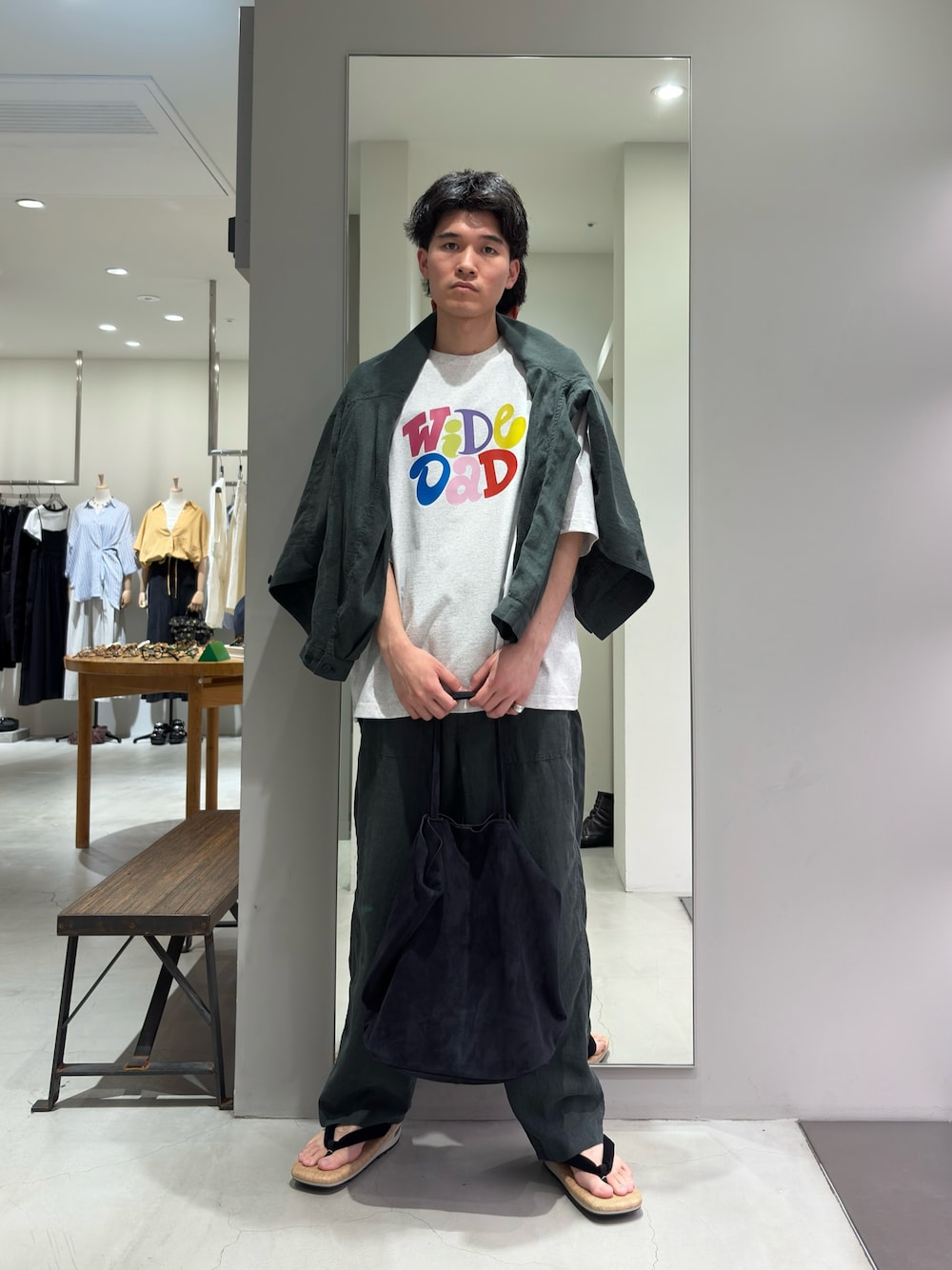 ホワイト系のTシャツ/カットソー、グリーン系のカバーオール、ホワイト系のその他シューズを着用したメンズの夏コーディネートの1枚目の写真