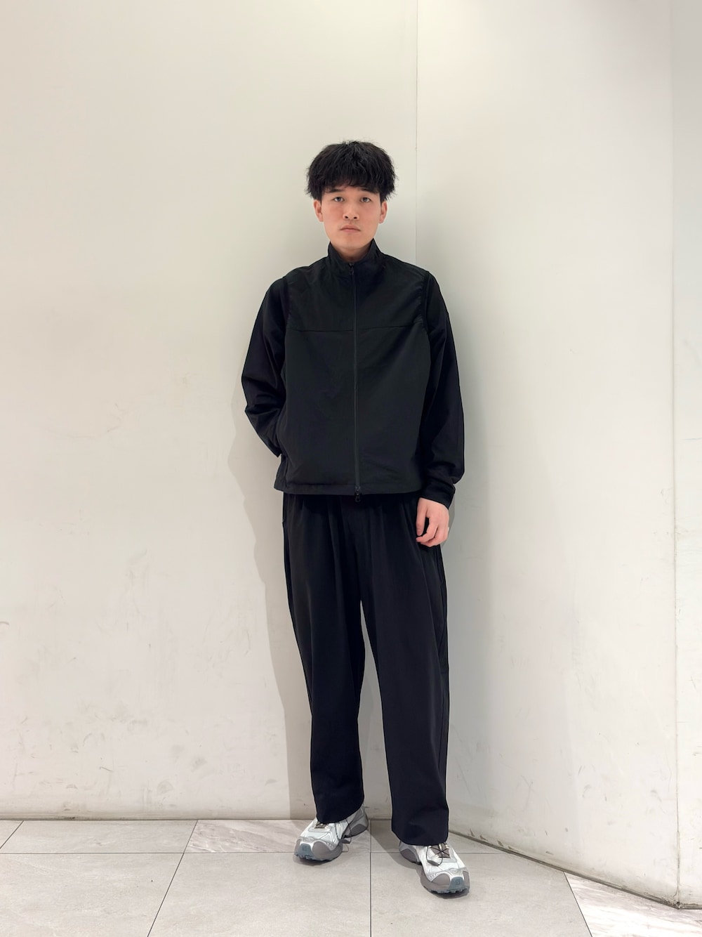 ブラック系のTシャツ/カットソー、ブラック系のその他パンツ、シルバー系のスニーカーを着用したメンズの春コーディネートの1枚目の写真