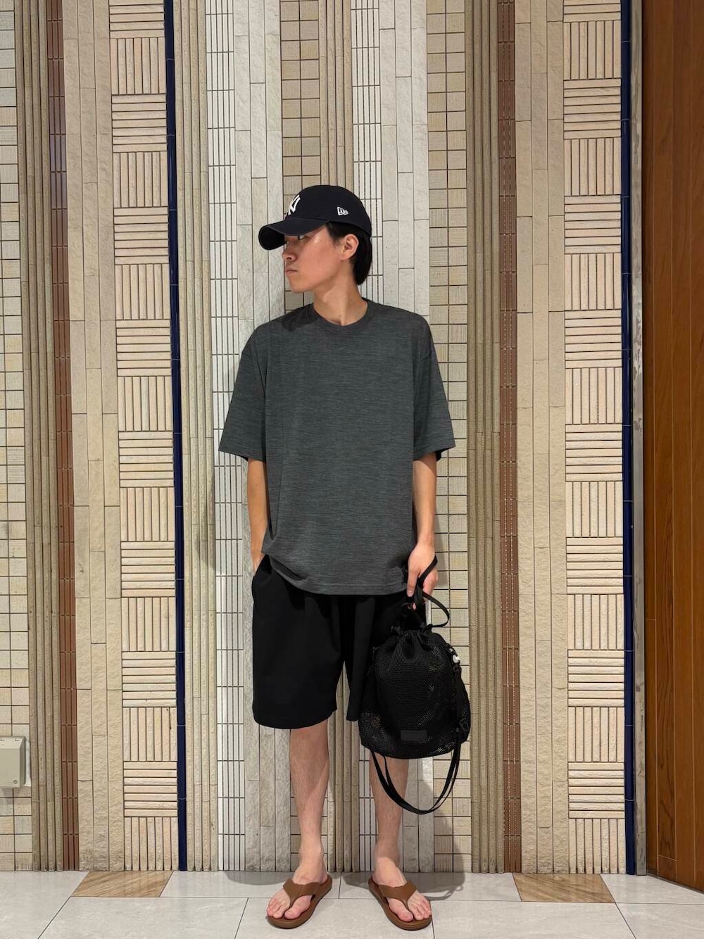 ブルー系のその他パンツ、ブラック系のショルダーバッグ、グレー系のTシャツ/カットソーを着用したメンズの夏コーディネートの1枚目の写真