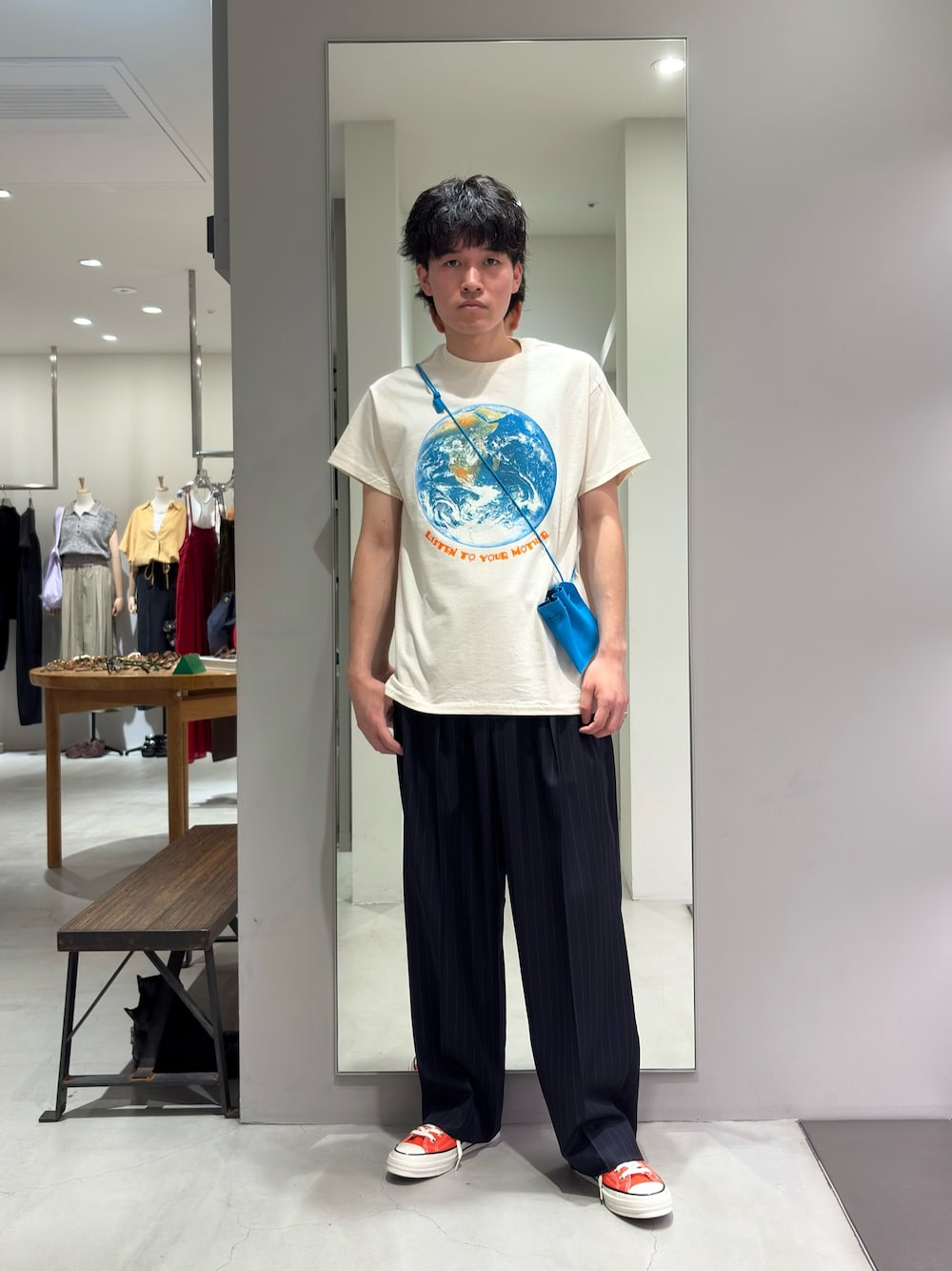 ホワイト系のTシャツ/カットソー、ブルー系のその他パンツ、オレンジ系のスニーカーを着用したメンズの夏コーディネートの1枚目の写真