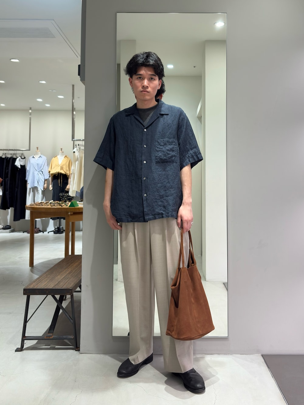 ブルー系のシャツ/ブラウス、グレー系のTシャツ/カットソー、ベージュ系のその他パンツを着用したメンズの夏コーディネートの1枚目の写真