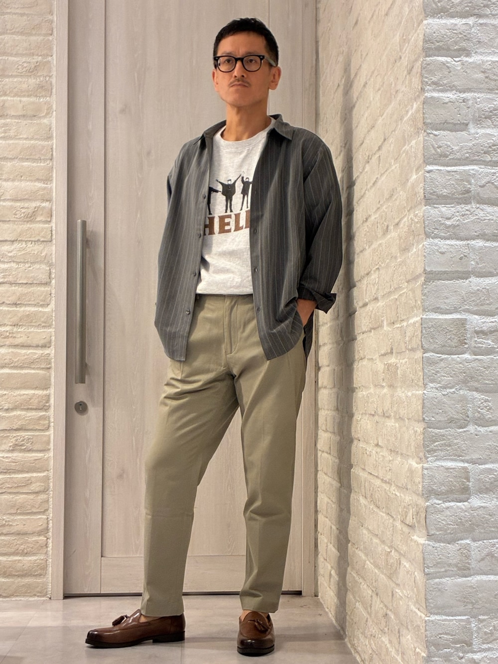 グレー系のシャツ/ブラウス、グレー系のTシャツ/カットソー、ベージュ系のその他パンツを着用したメンズの春コーディネートの1枚目の写真