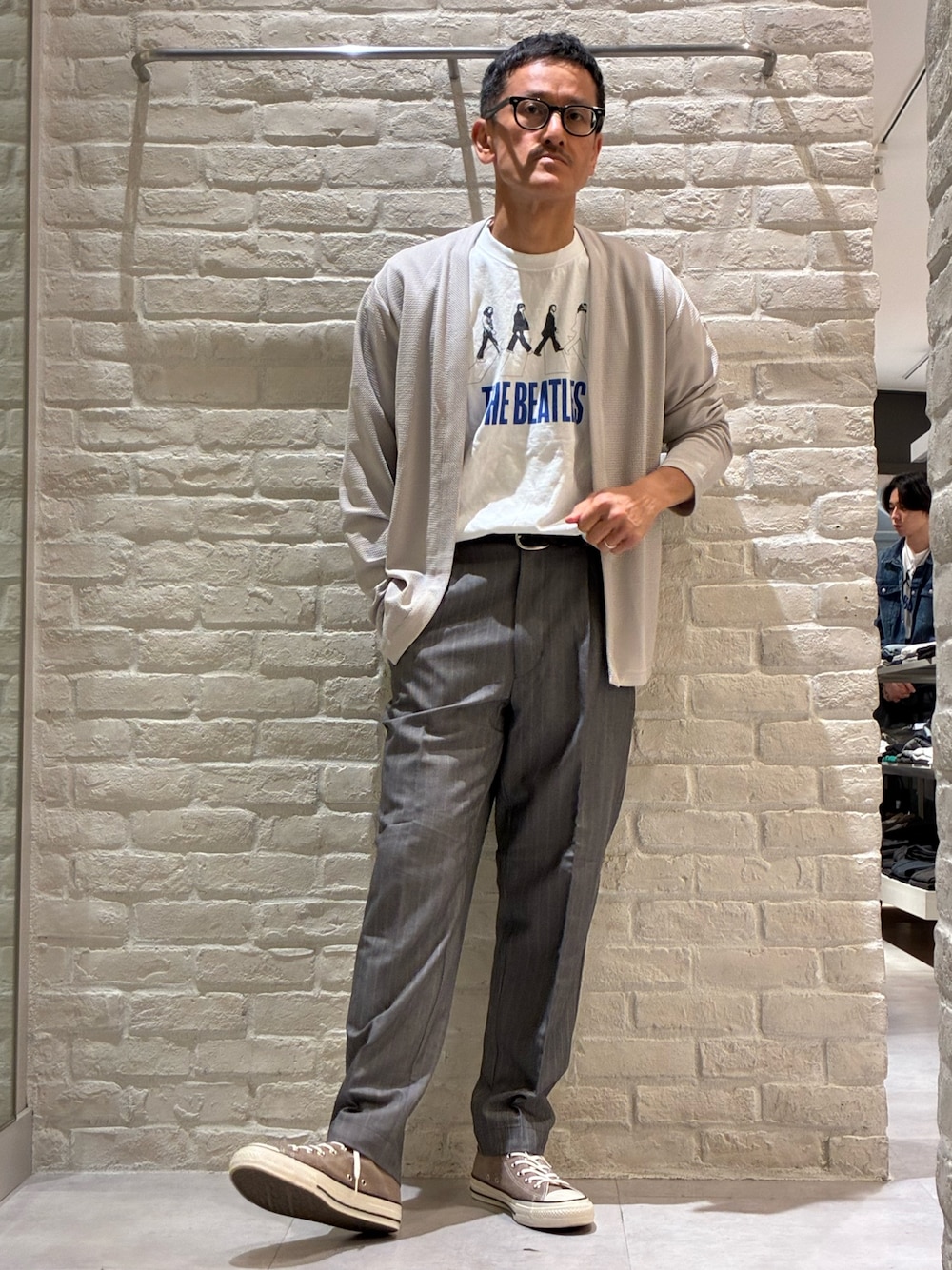 ベージュ系のカーディガン/ボレロ、グレー系のその他パンツ、ホワイト系のTシャツ/カットソーを着用したメンズの春コーディネートの1枚目の写真