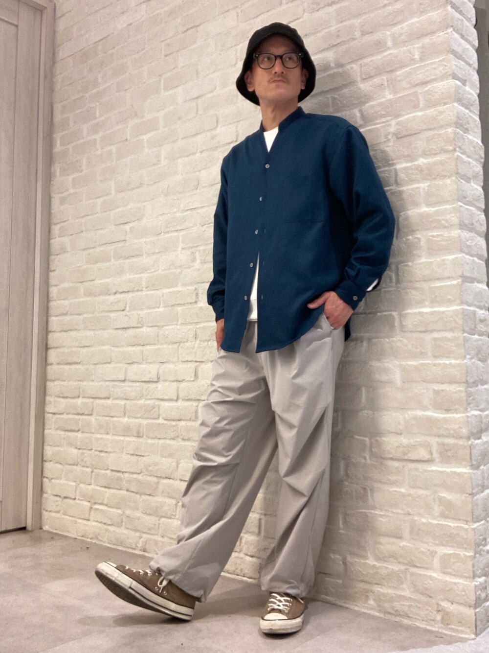 グリーン系のシャツ/ブラウス、ホワイト系のTシャツ/カットソー、グレー系のその他パンツを着用したメンズの春コーディネートの1枚目の写真