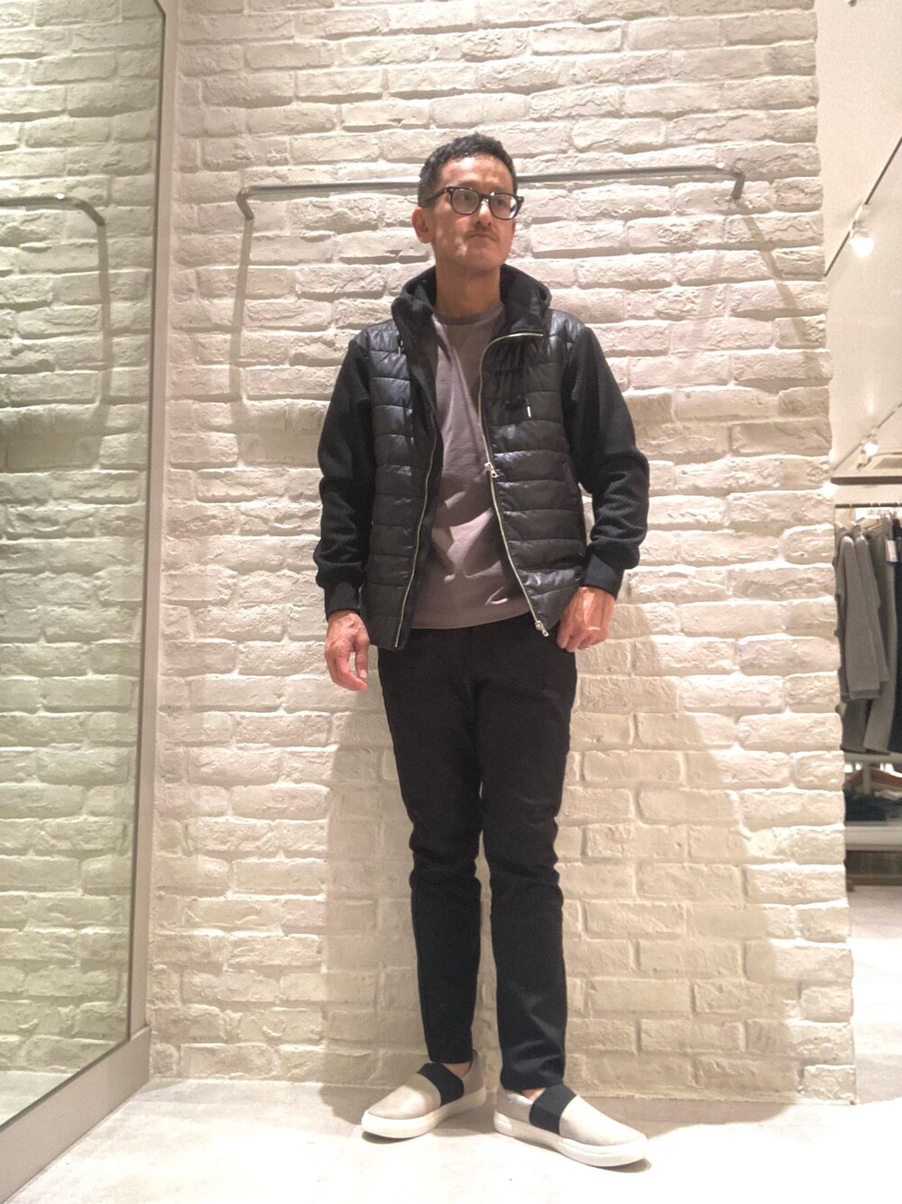 ブラック系のブルゾン、ブラウン系のTシャツ/カットソー、ブラック系のその他パンツを着用したメンズの秋コーディネートの1枚目の写真