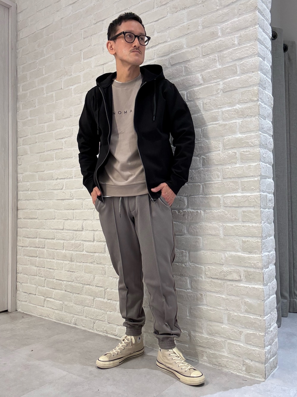 ブラック系のパーカー、ブラウン系のTシャツ/カットソー、グリーン系のその他パンツを着用したメンズの秋コーディネートの1枚目の写真