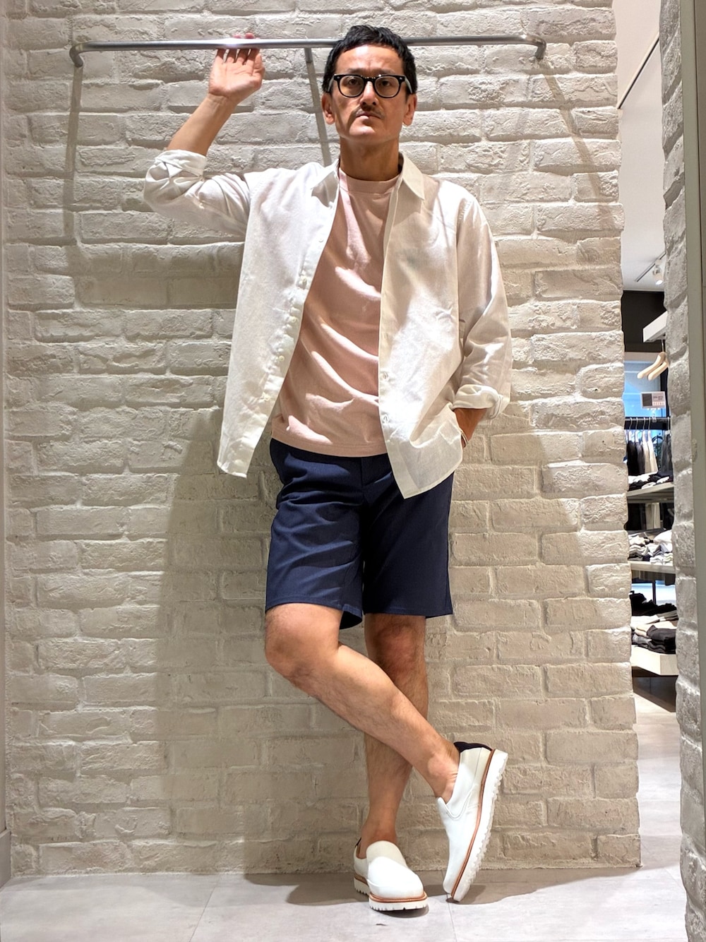 ホワイト系のシャツ/ブラウス、ピンク系のTシャツ/カットソー、ブルー系のその他パンツを着用したメンズの夏コーディネートの1枚目の写真