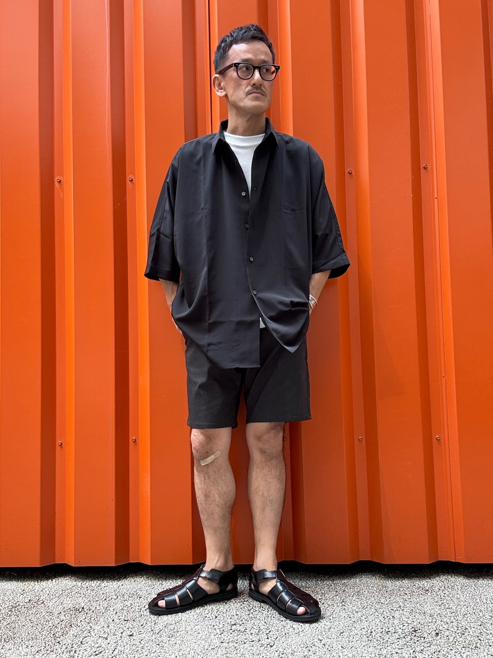 ブラック系のシャツ/ブラウス、ブラック系のその他パンツ、ホワイト系のTシャツ/カットソーを着用したメンズの夏コーディネートの1枚目の写真