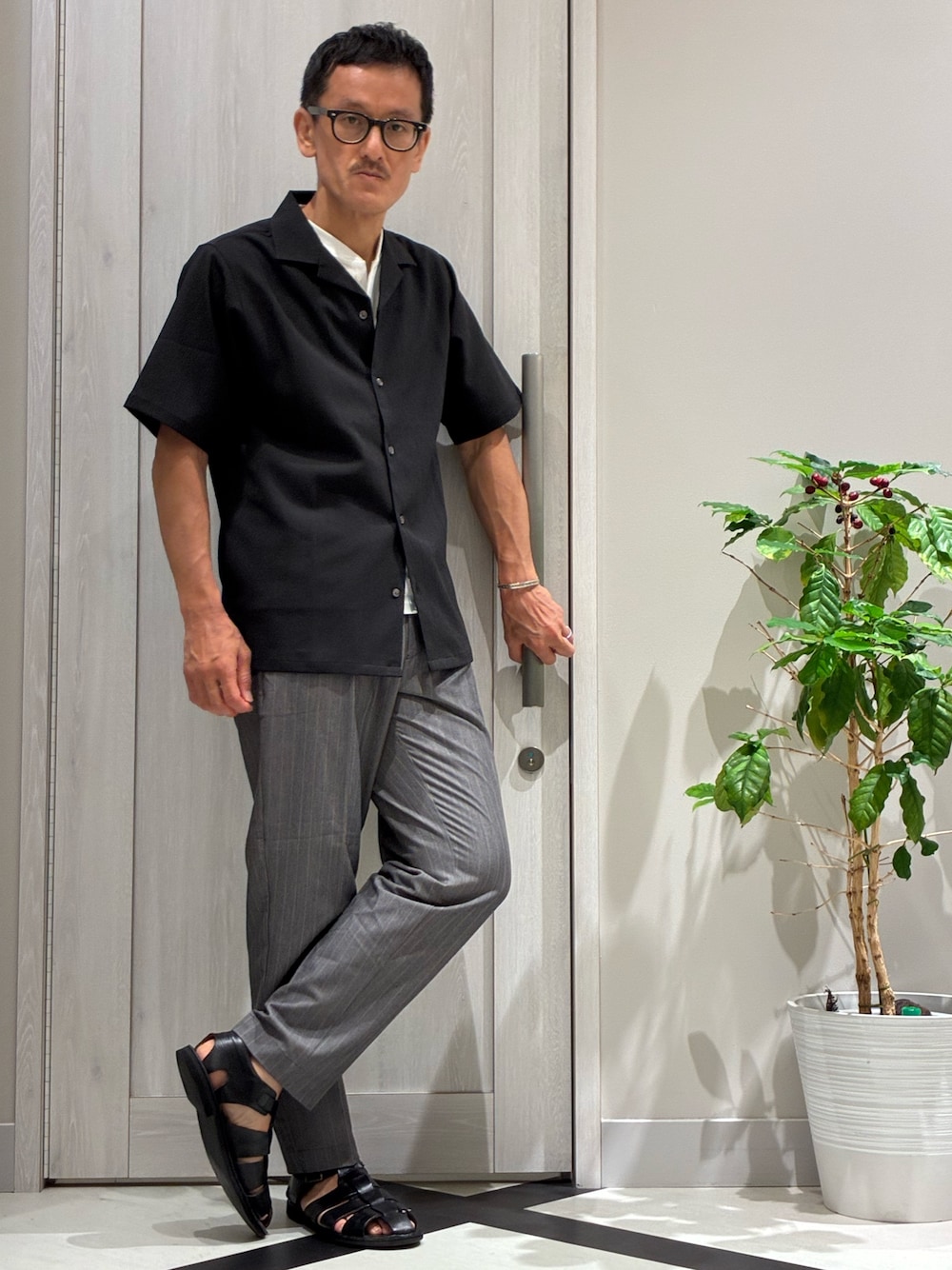 ブラック系のシャツ/ブラウス、ホワイト系のTシャツ/カットソー、グレー系のその他パンツを着用したメンズの夏コーディネートの1枚目の写真