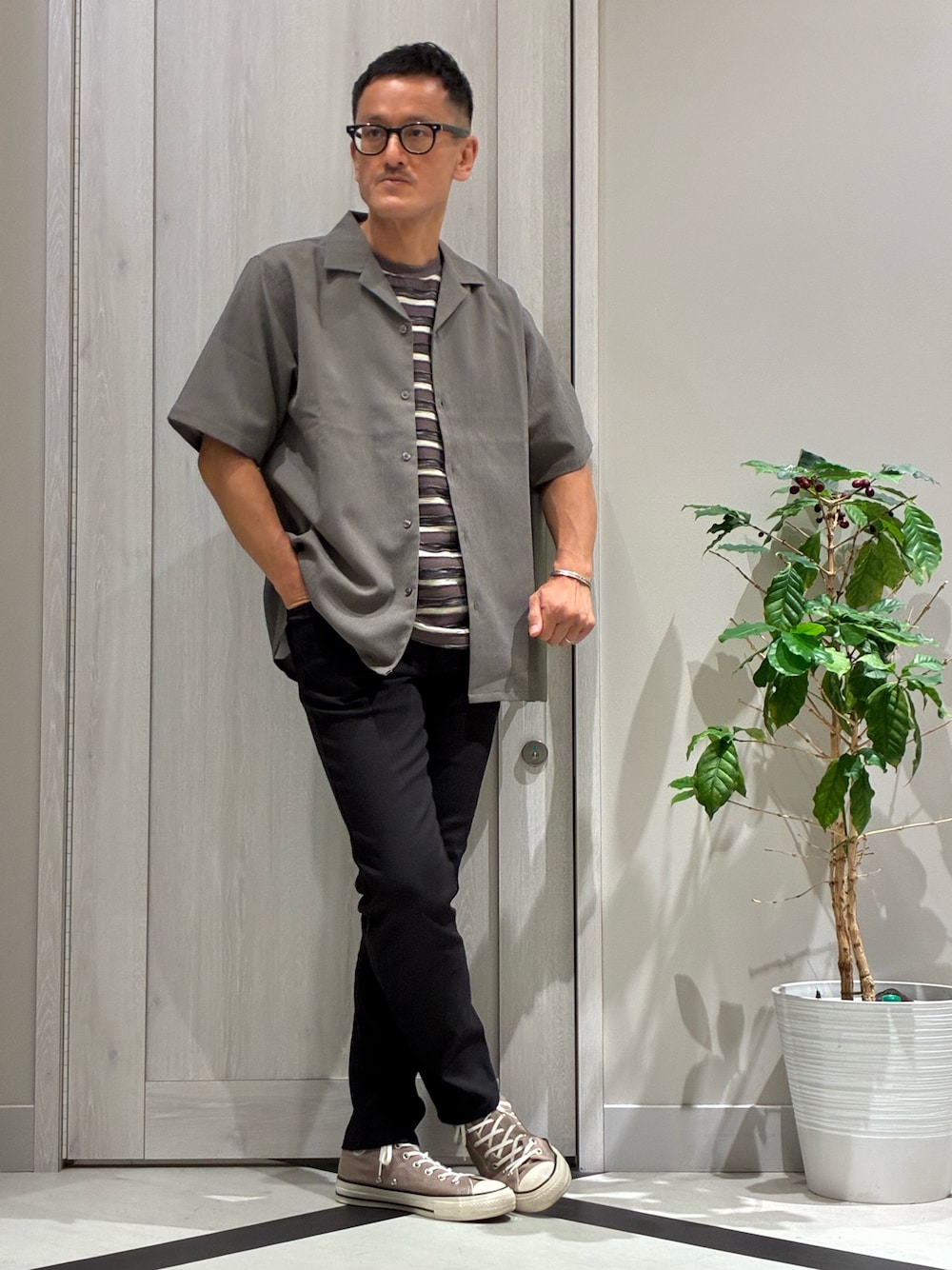 ブラウン系のシャツ/ブラウス、グレー系のTシャツ/カットソー、ブラック系のその他パンツを着用したメンズの夏コーディネートの1枚目の写真