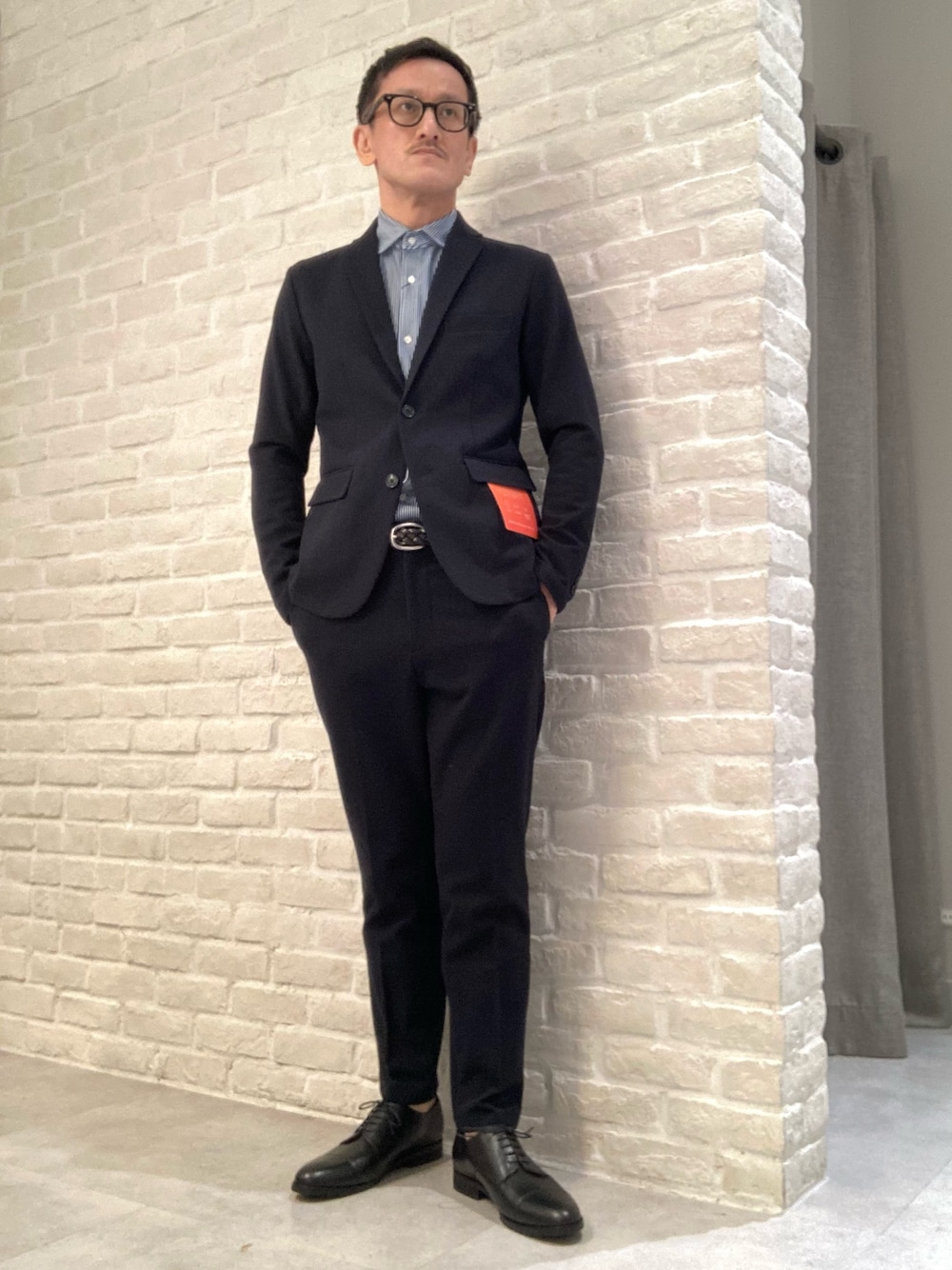 ブルー系のセットアップ、ブルー系のテーラードジャケット、ブルー系のシャツ/ブラウスを着用したメンズの冬コーディネートの1枚目の写真