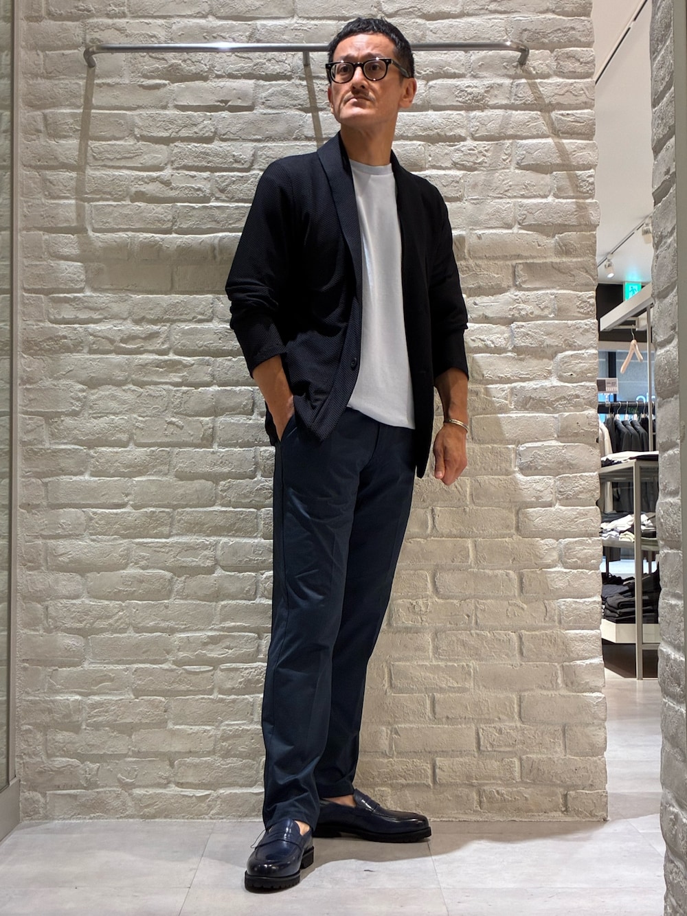 ブルー系のスラックス、ブルー系のTシャツ/カットソー、ブルー系のブルゾンを着用したメンズの夏コーディネートの1枚目の写真