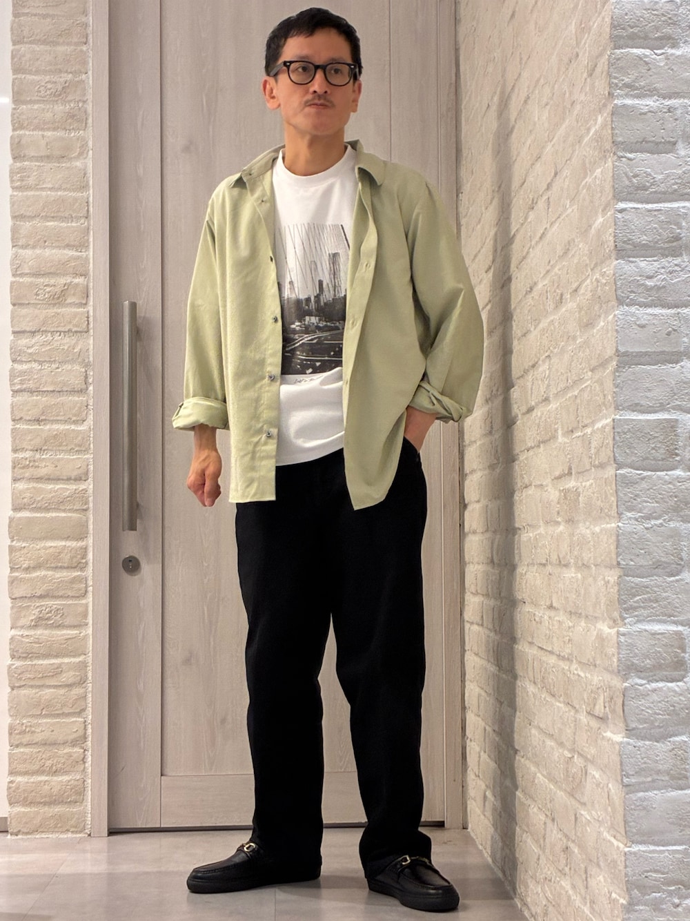 イエロー系のシャツ/ブラウス、その他のTシャツ/カットソーを着用したメンズの春コーディネートの1枚目の写真
