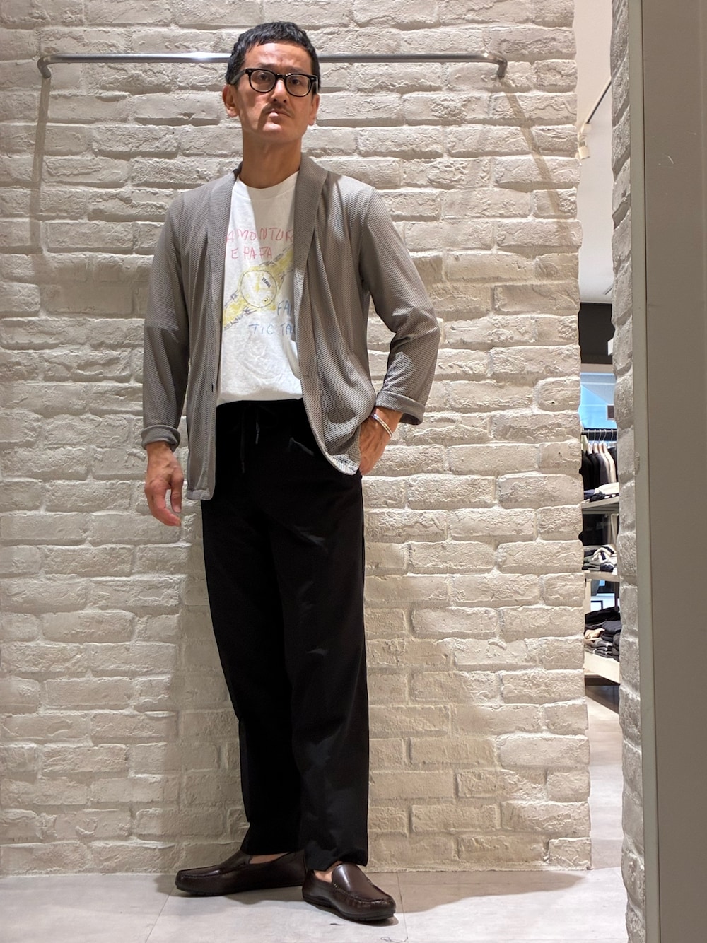 ブラウン系のブルゾン、ホワイト系のTシャツ/カットソー、ブラック系のその他パンツを着用したメンズの夏コーディネートの1枚目の写真