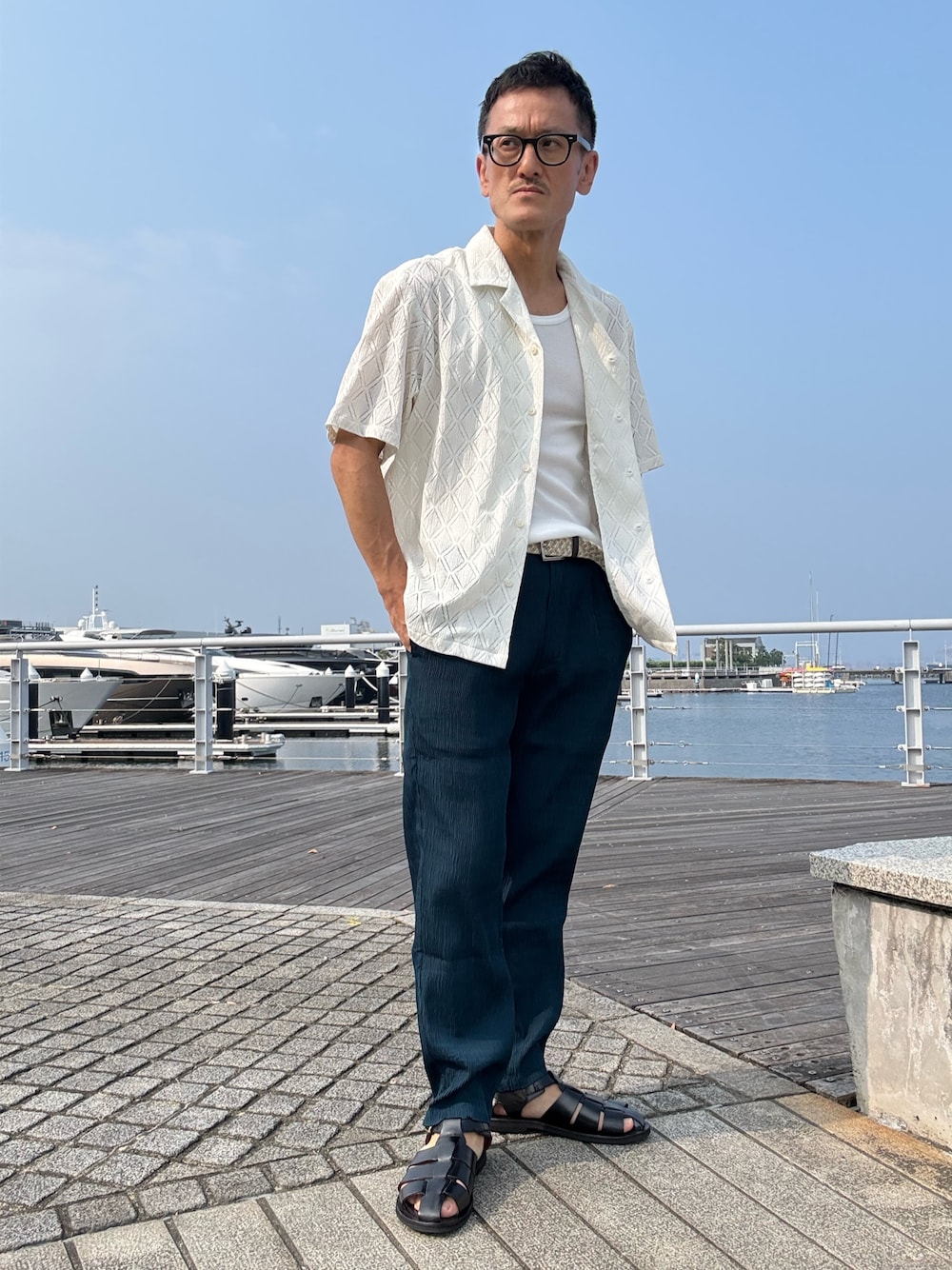 ホワイト系のシャツ/ブラウス、ホワイト系のTシャツ/カットソー、グレー系のスラックスを着用したメンズの夏コーディネートの1枚目の写真