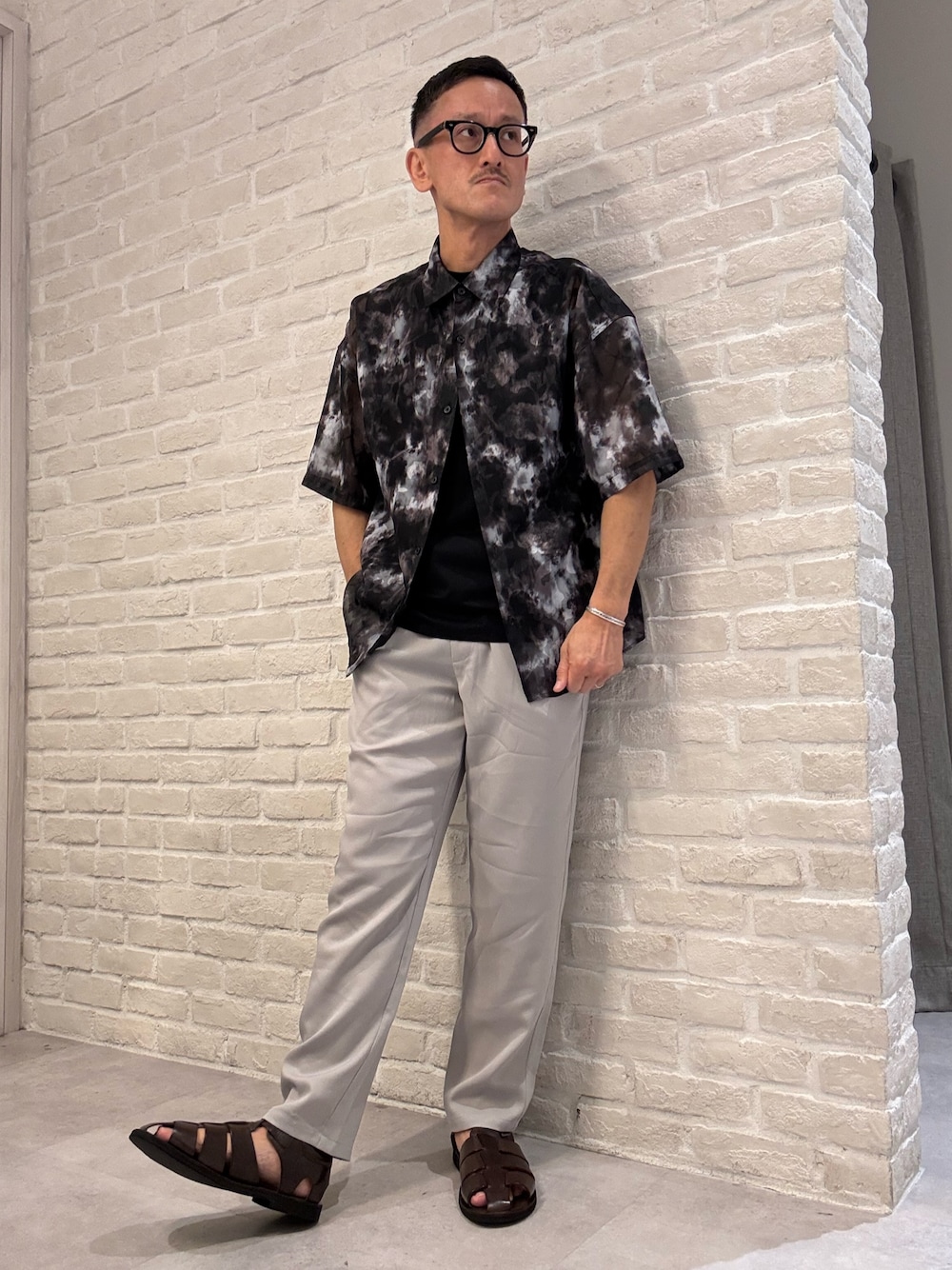 ブラック系のTシャツ/カットソー、ブラック系のシャツ/ブラウス、ベージュ系のその他パンツを着用したメンズの夏コーディネートの1枚目の写真